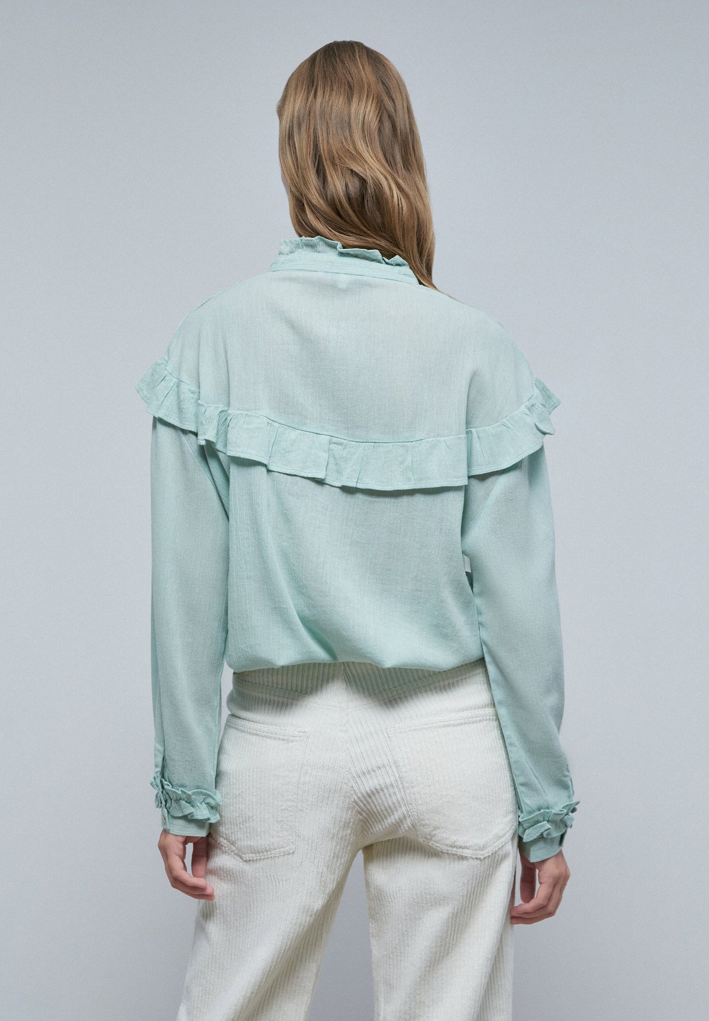 BLUSA COM FOLHOS NA PARTE SUPERIOR