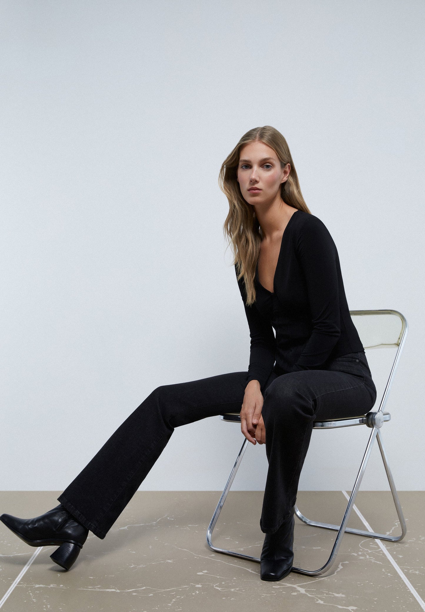 T-SHIRT COM PORMENORES DE ESPARTILHO