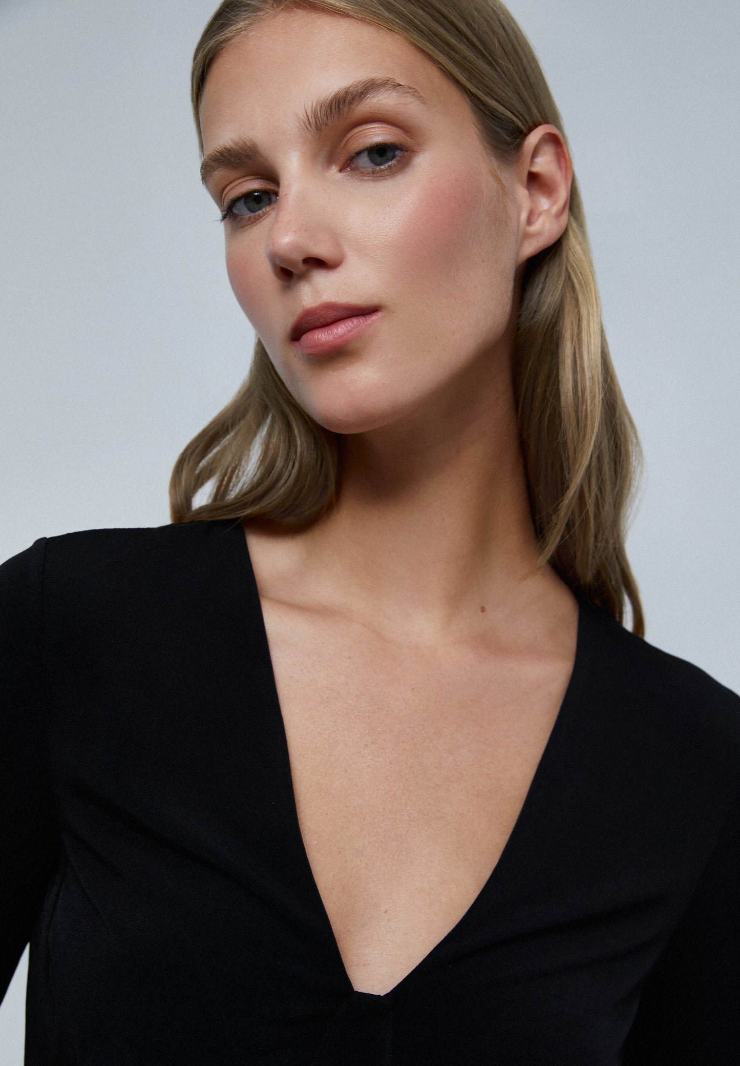 T-SHIRT COM PORMENORES DE ESPARTILHO