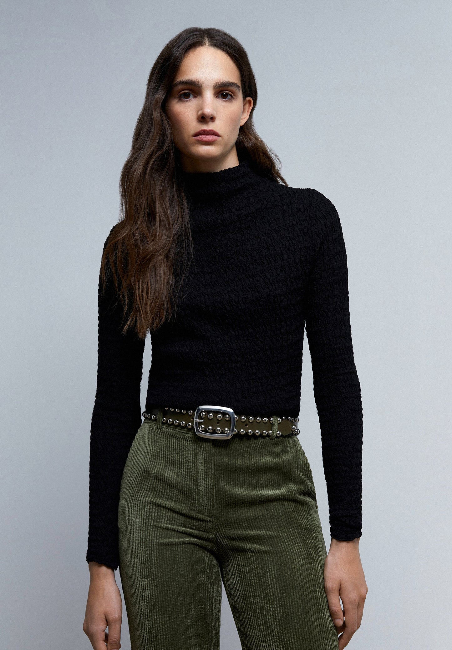 T-SHIRT DE GOLA ALTA COM TEXTURA