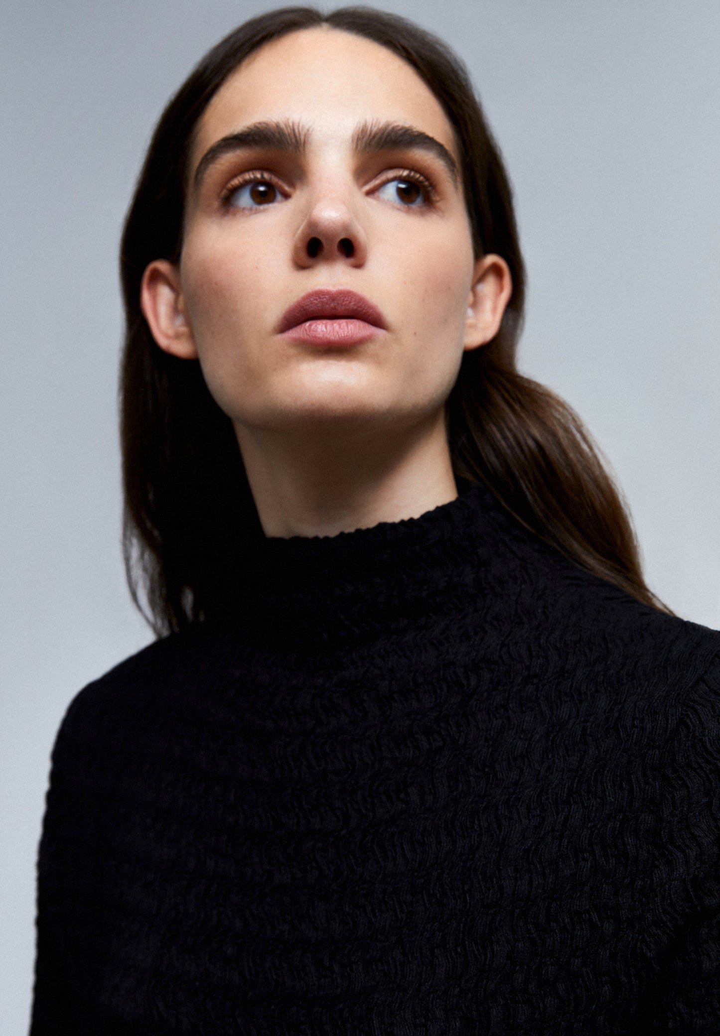 T-SHIRT DE GOLA ALTA COM TEXTURA