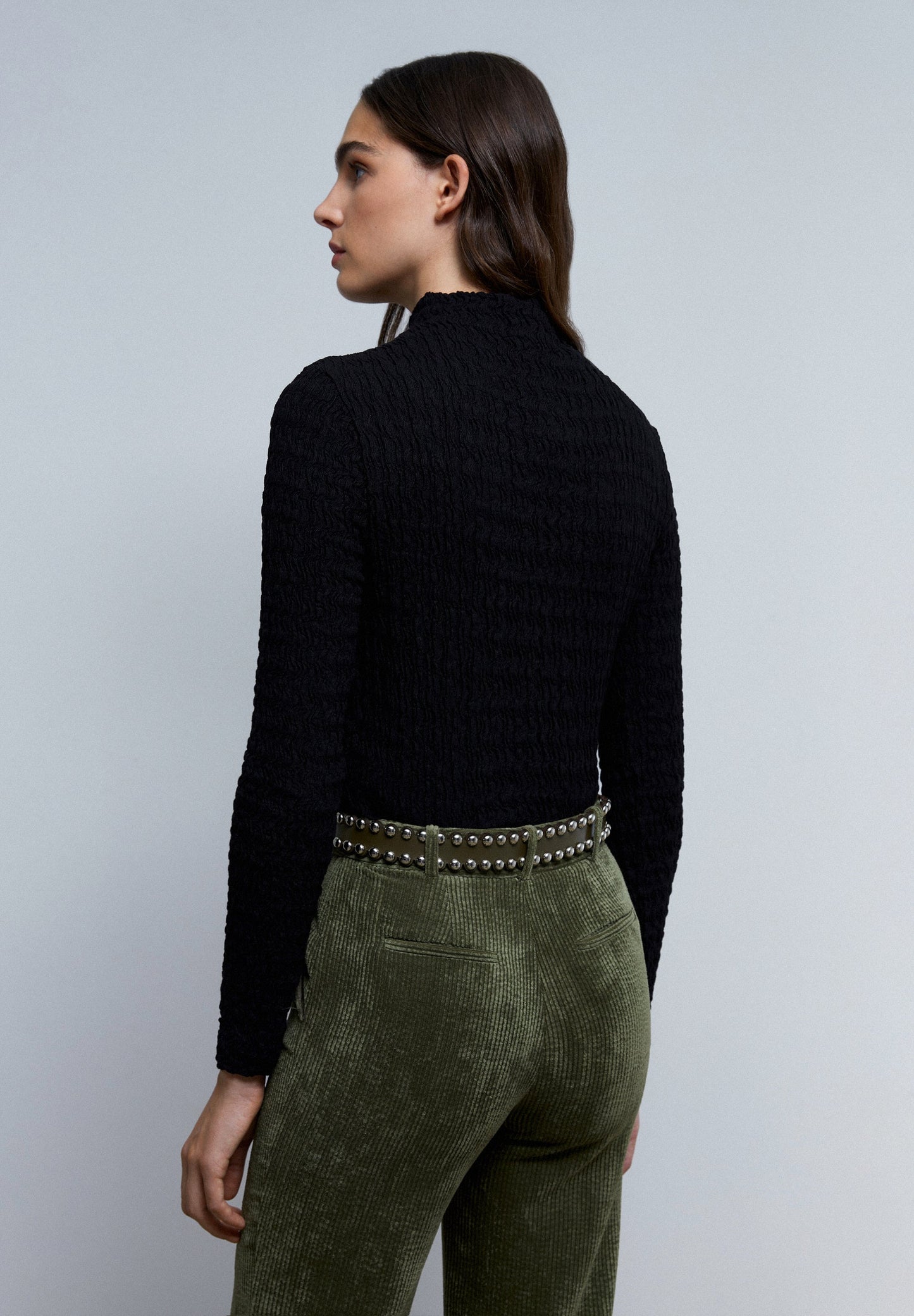 T-SHIRT DE GOLA ALTA COM TEXTURA