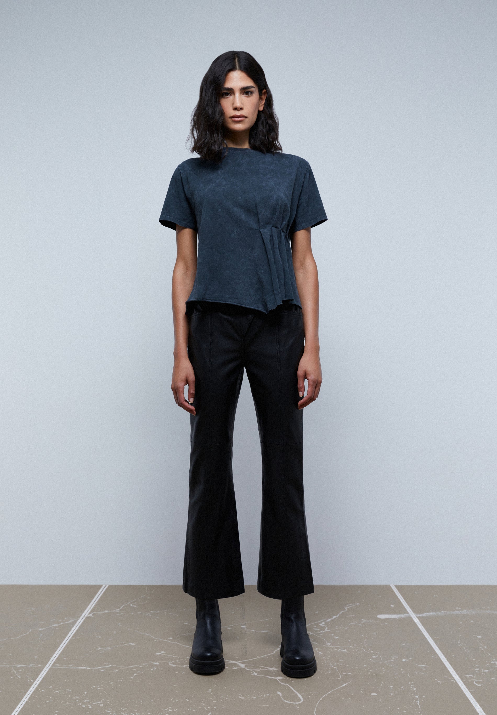 T-SHIRT DESBOTADA COM PLISSADO LATERAL