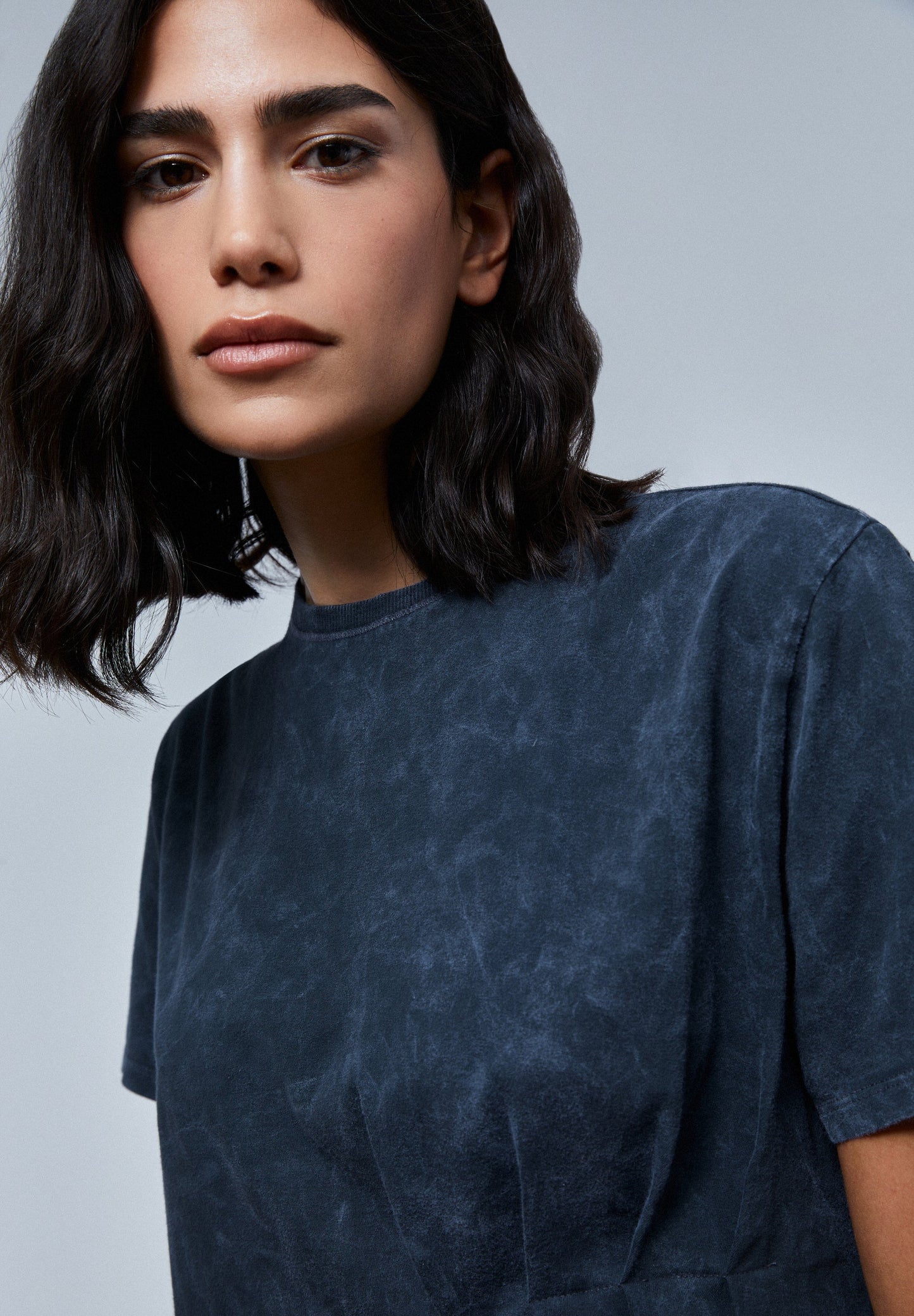 T-SHIRT DESBOTADA COM PLISSADO LATERAL