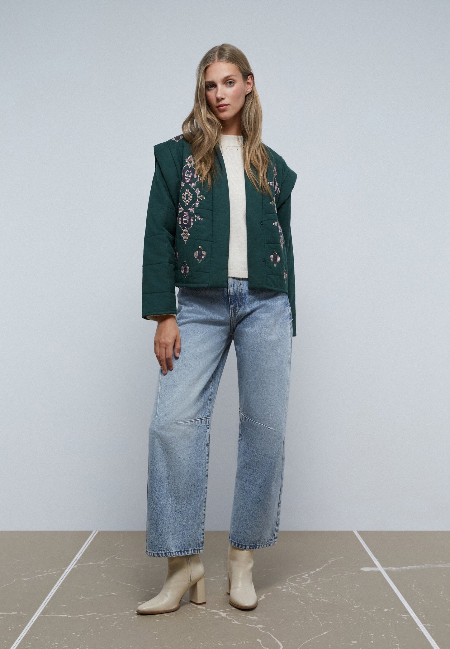 COLETE ACOLCHOADO COM PORMENORES BORDADOS