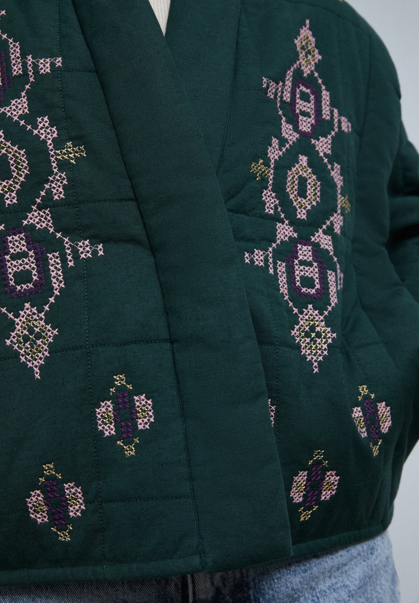 COLETE ACOLCHOADO COM PORMENORES BORDADOS