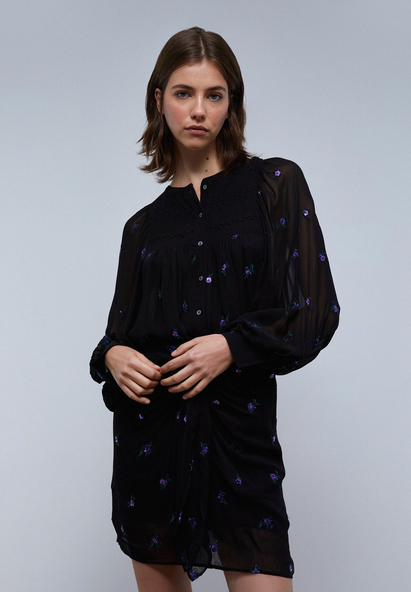 MINISSAIA COM NÓ E DETALHE DE FLORES