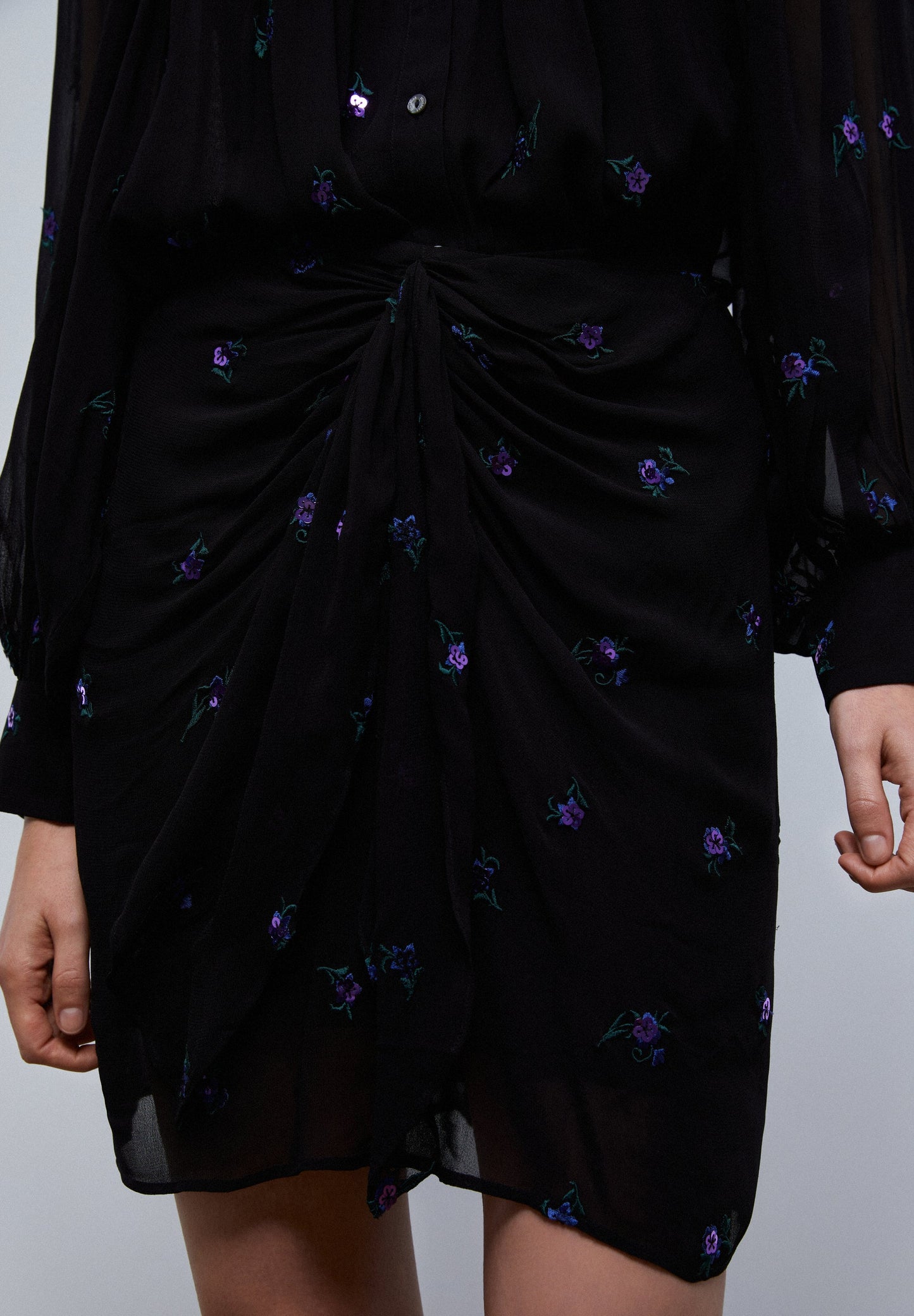 MINISSAIA COM NÓ E DETALHE DE FLORES