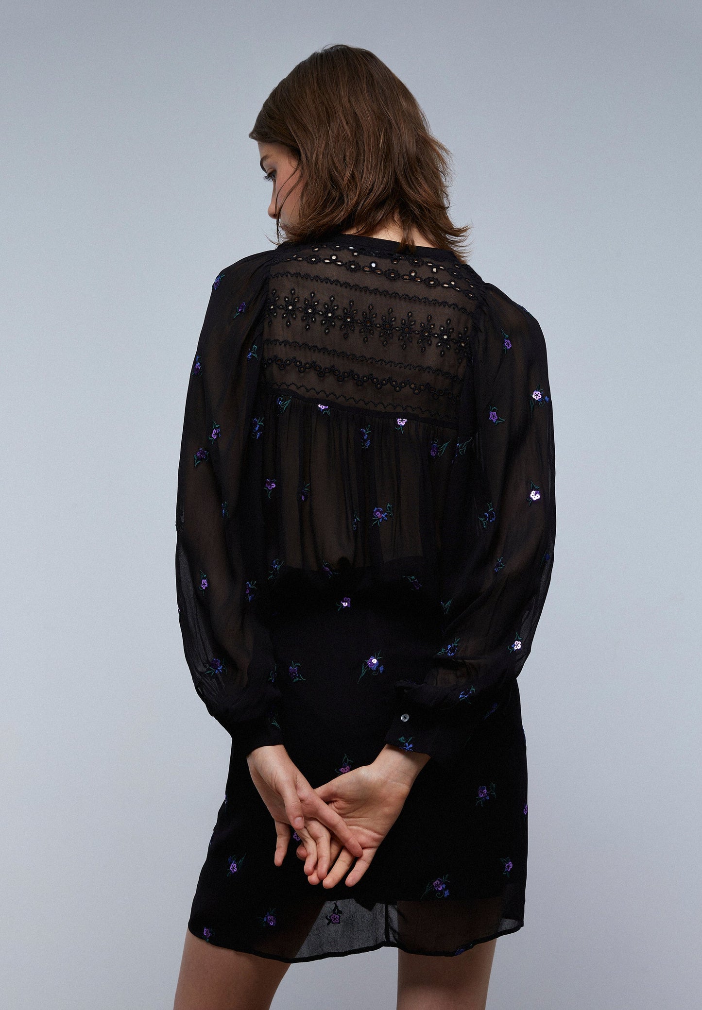 MINISSAIA COM NÓ E DETALHE DE FLORES