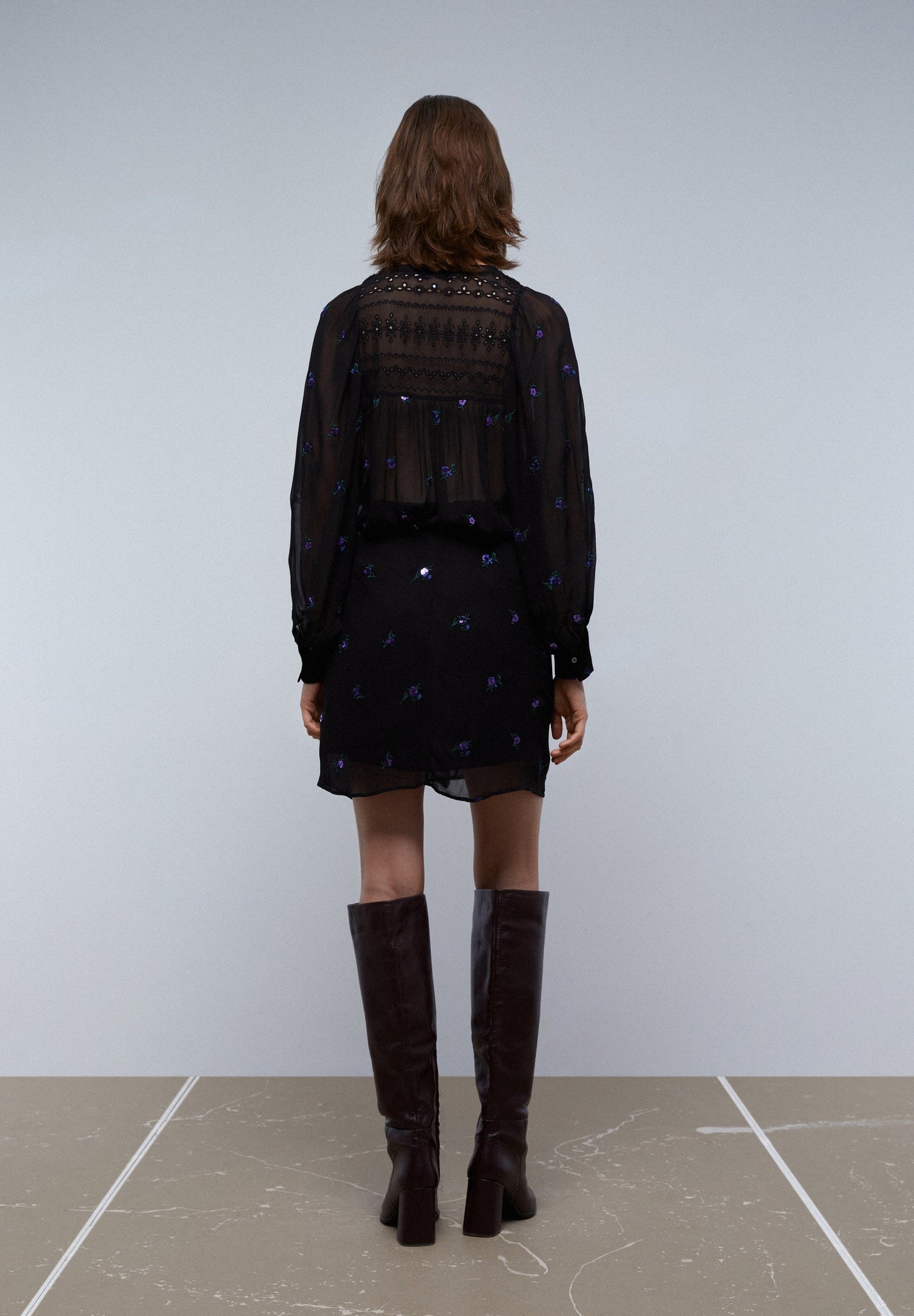 MINISSAIA COM NÓ E DETALHE DE FLORES