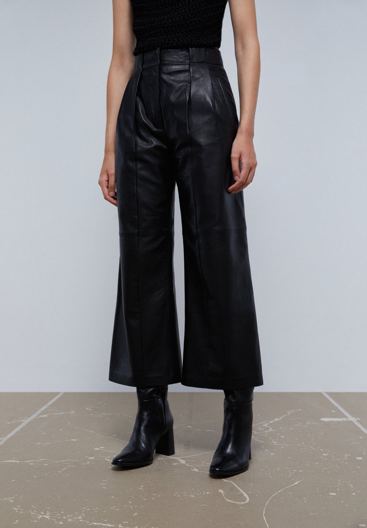 CALÇAS DE PINÇAS EM PELE