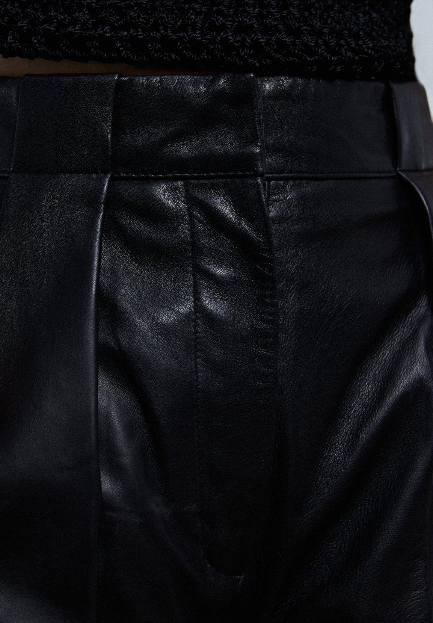 CALÇAS DE PINÇAS EM PELE