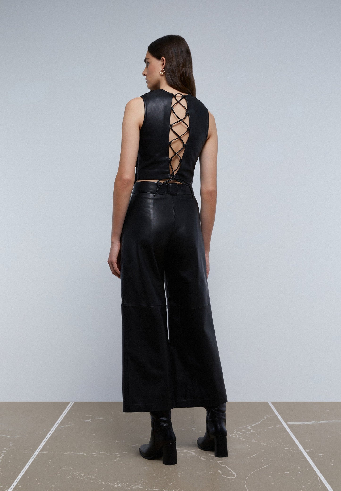 CALÇAS DE PINÇAS EM PELE