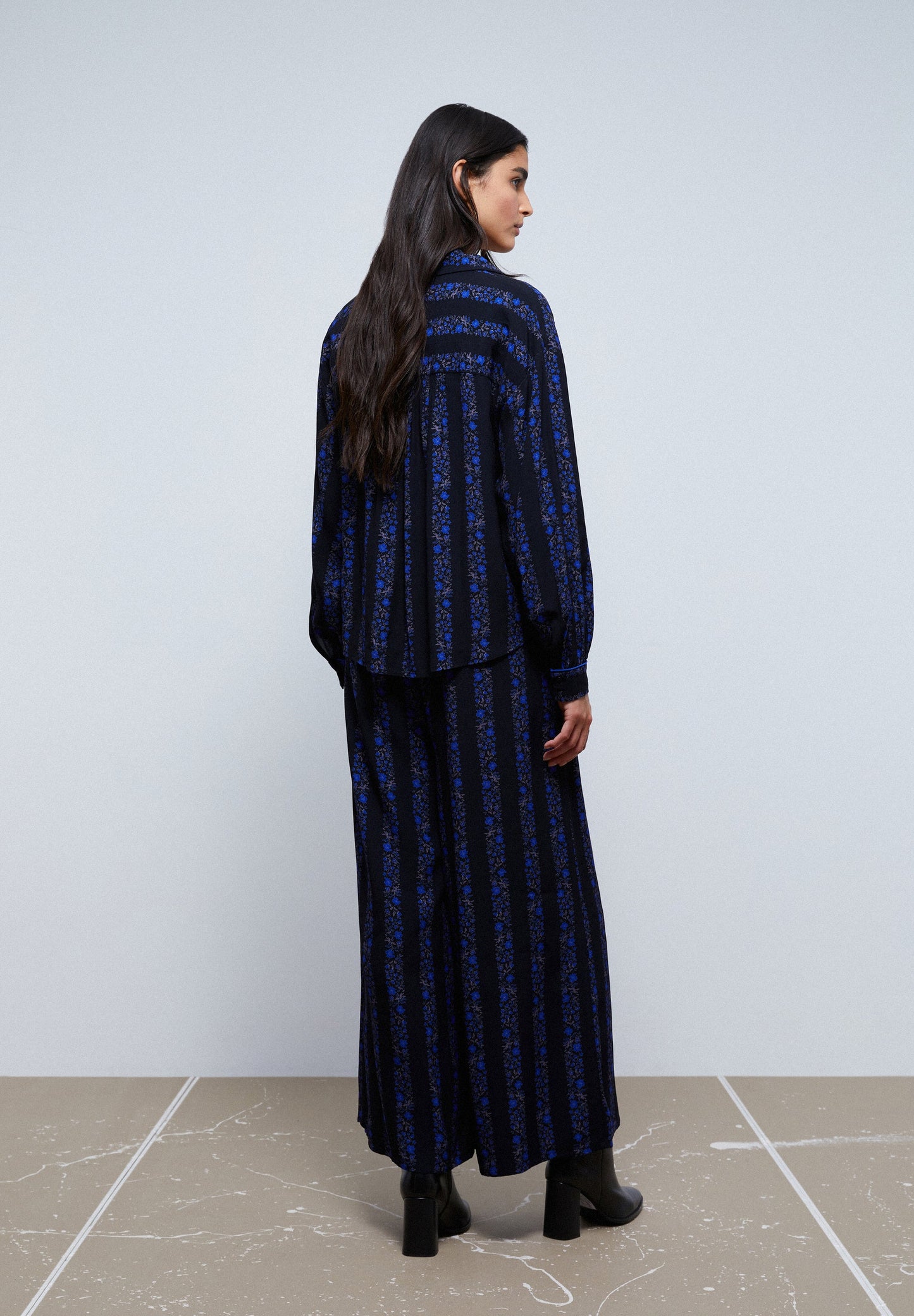 CALÇAS PALAZZO ÀS RISCAS FLORAL