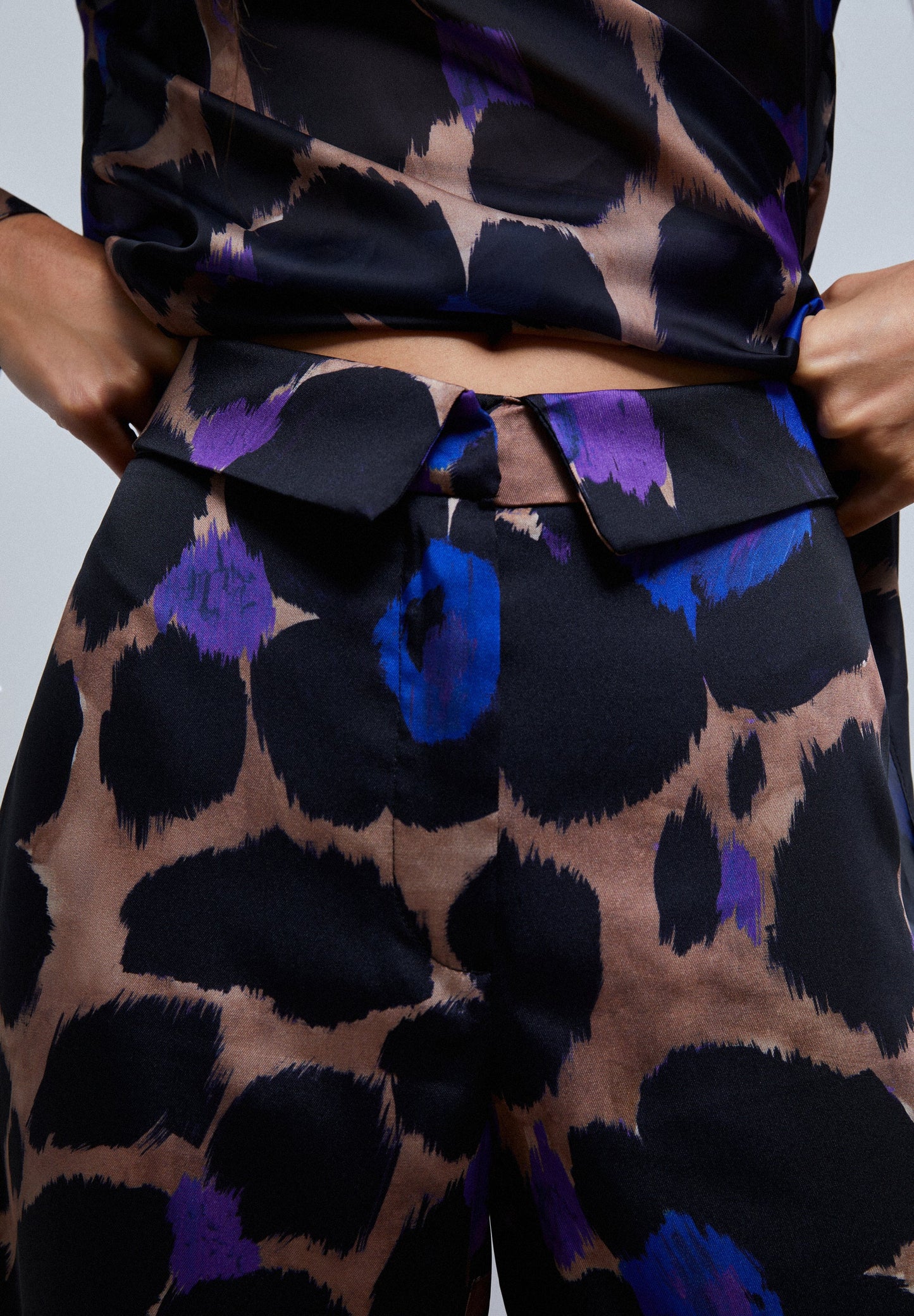 CALÇAS COM ESTAMPADO ANIMAL E PORMENOR NA CINTURA