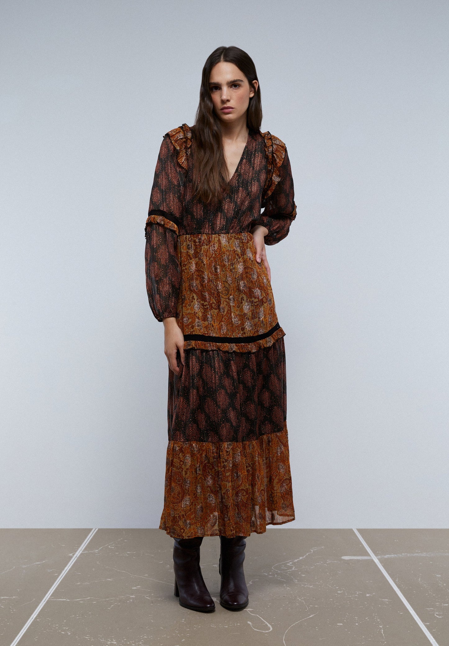 VESTIDO MIDI PAISLEY EM FIO METALIZADO