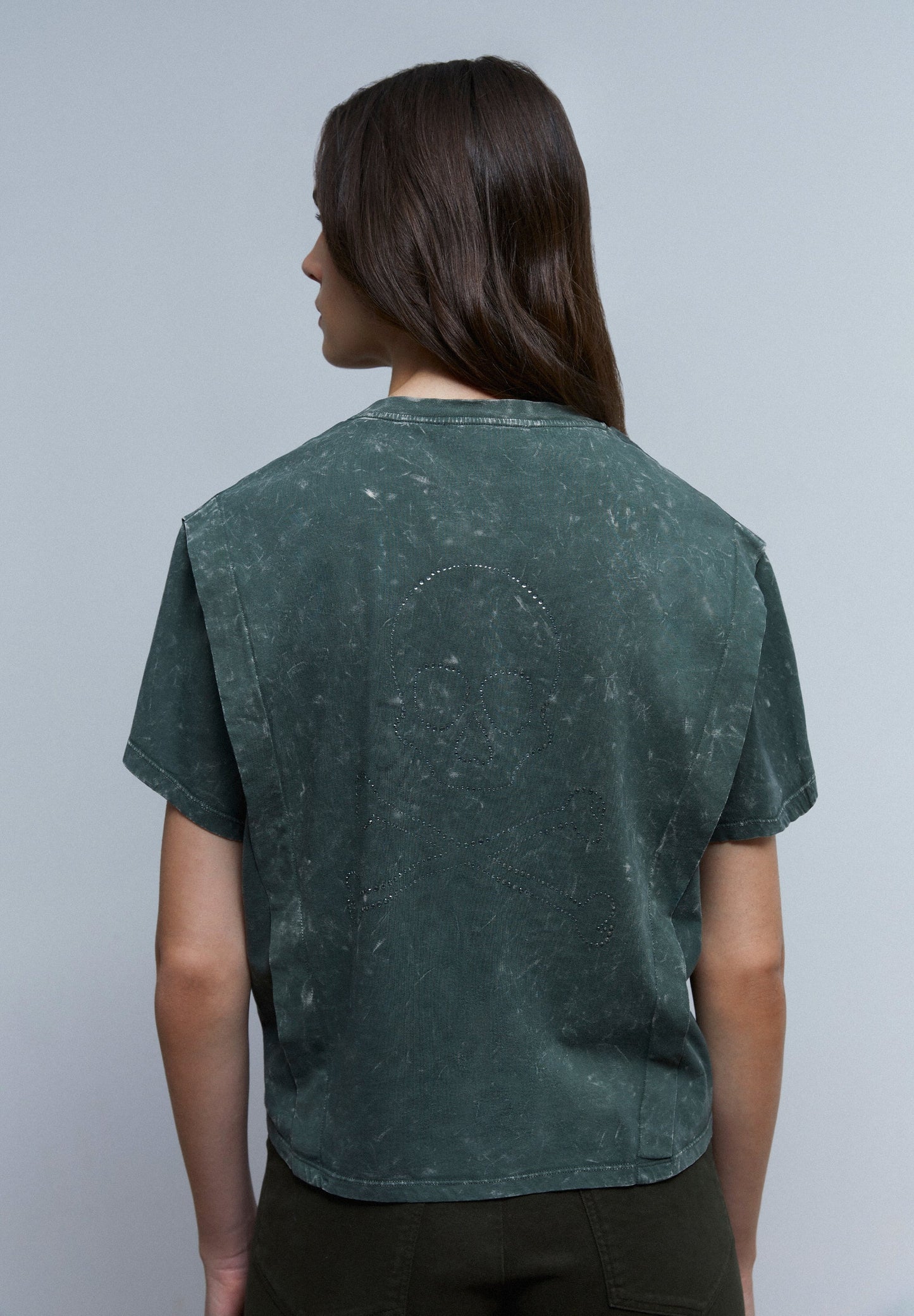 T-SHIRT COM SKULL ATRÁS COM CRISTAIS