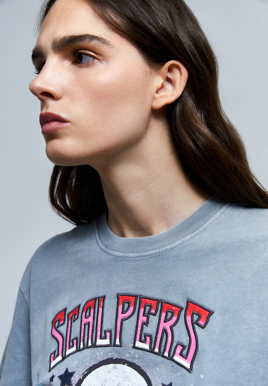T-SHIRT COM PADRÃO À FRENTE