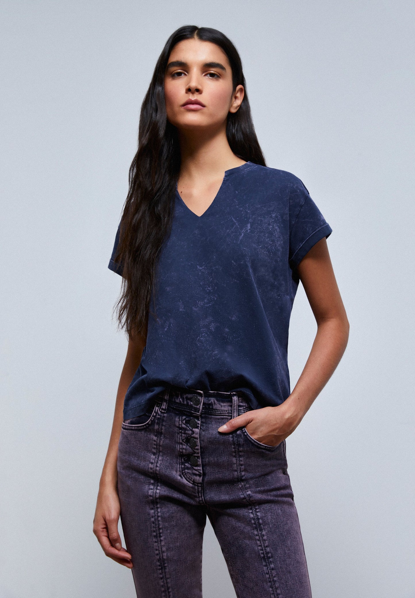 T-SHIRT DESBOTADA COM SKULL DE TACHAS