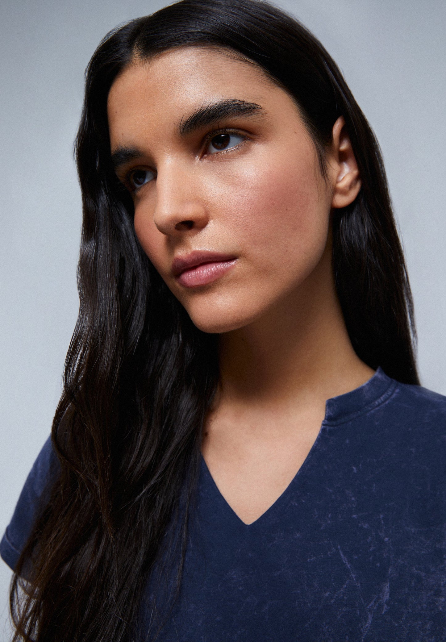 T-SHIRT DESBOTADA COM SKULL DE TACHAS