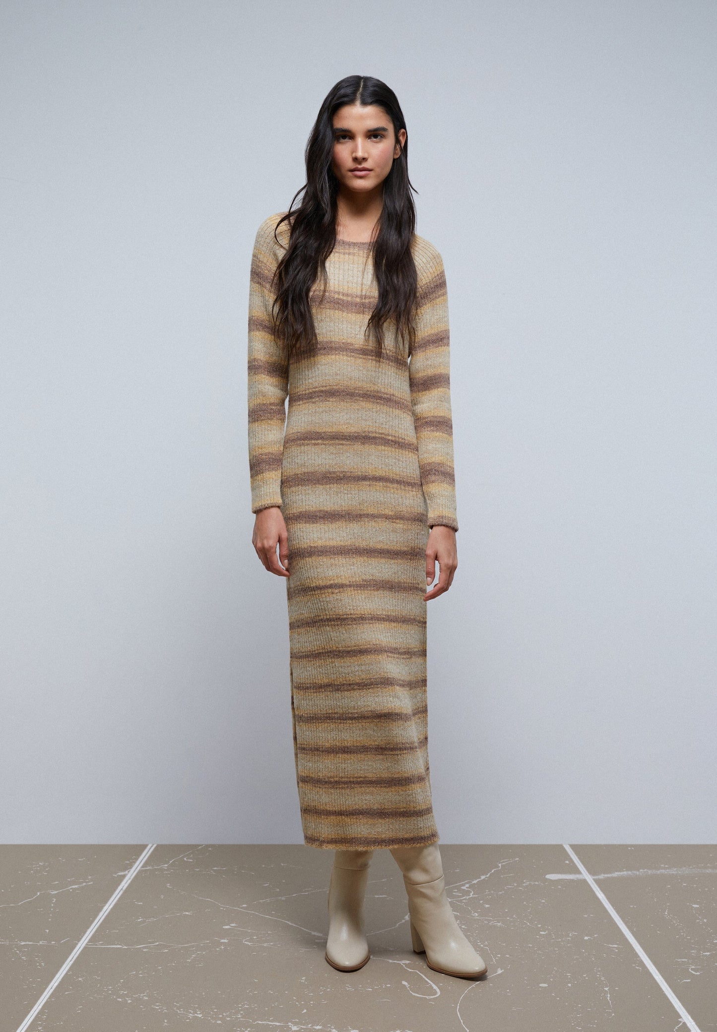 VESTIDO MIDI DE MALHA ÀS RISCAS