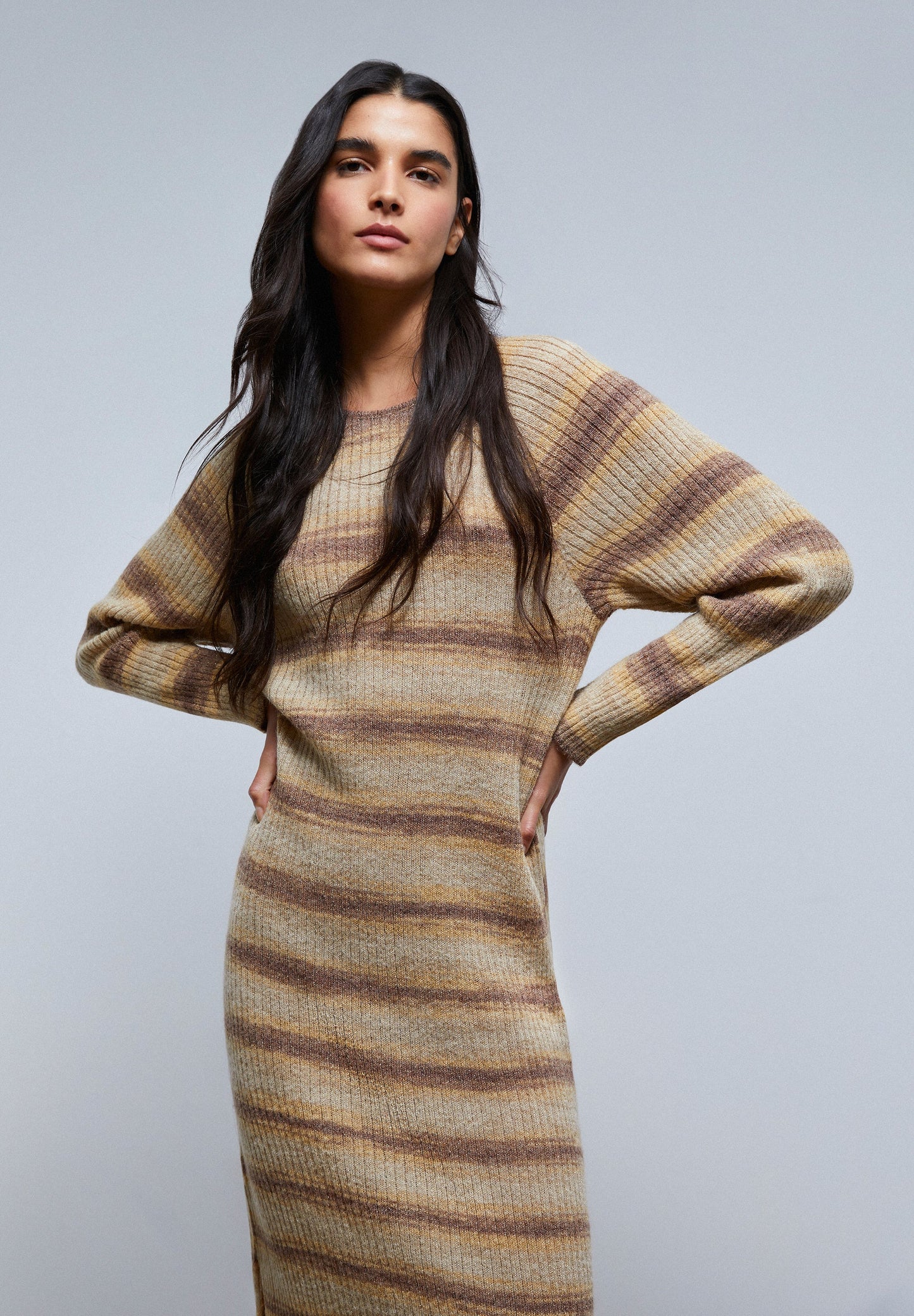 VESTIDO MIDI DE MALHA ÀS RISCAS