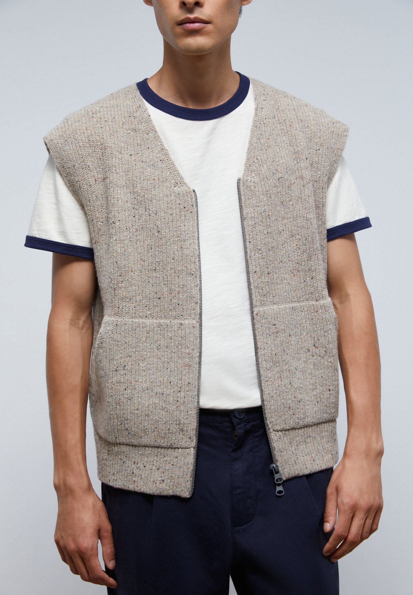 COLETE DE MALHA COM ZIP