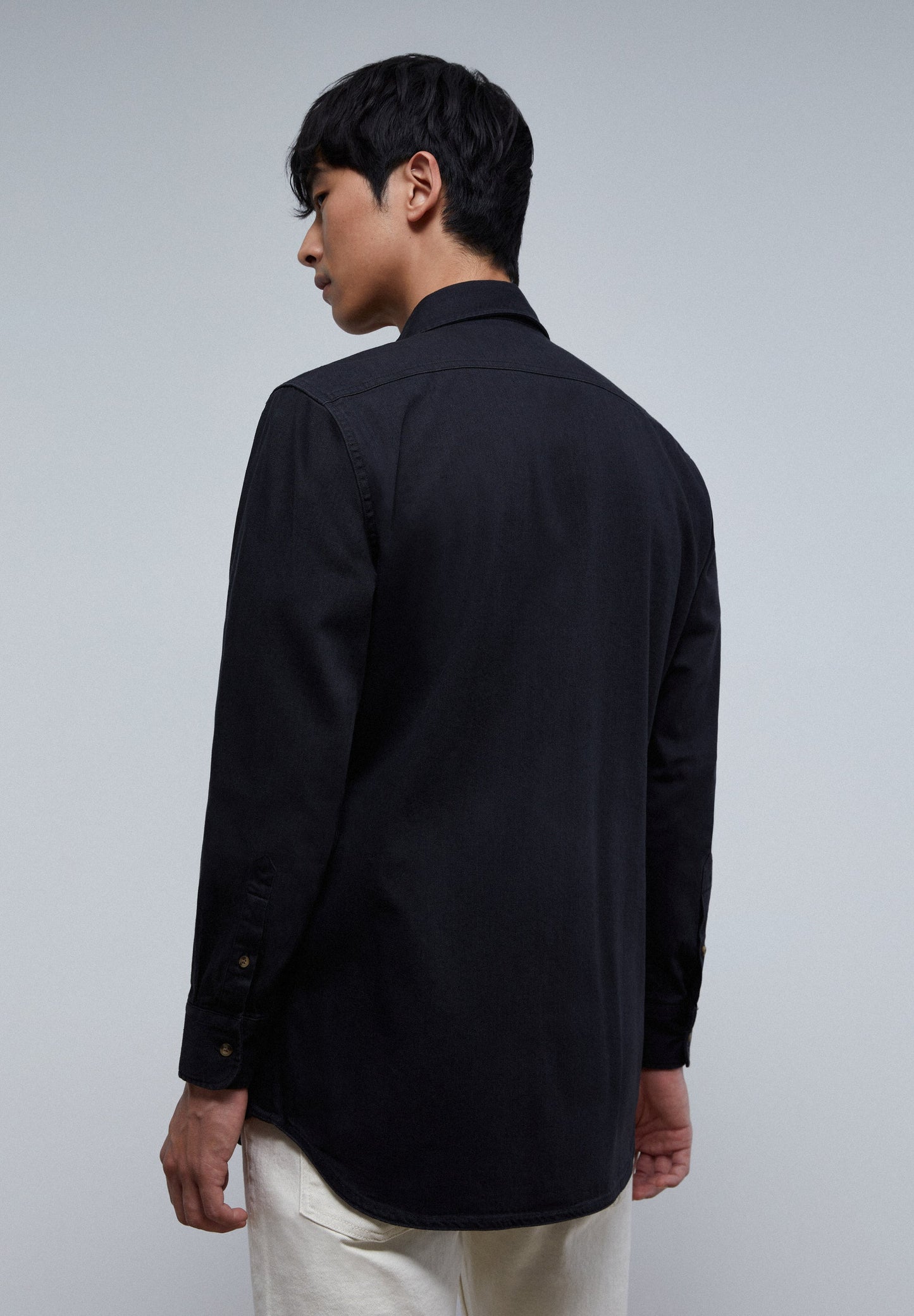 CAMISA DENIM COM BOLSOS