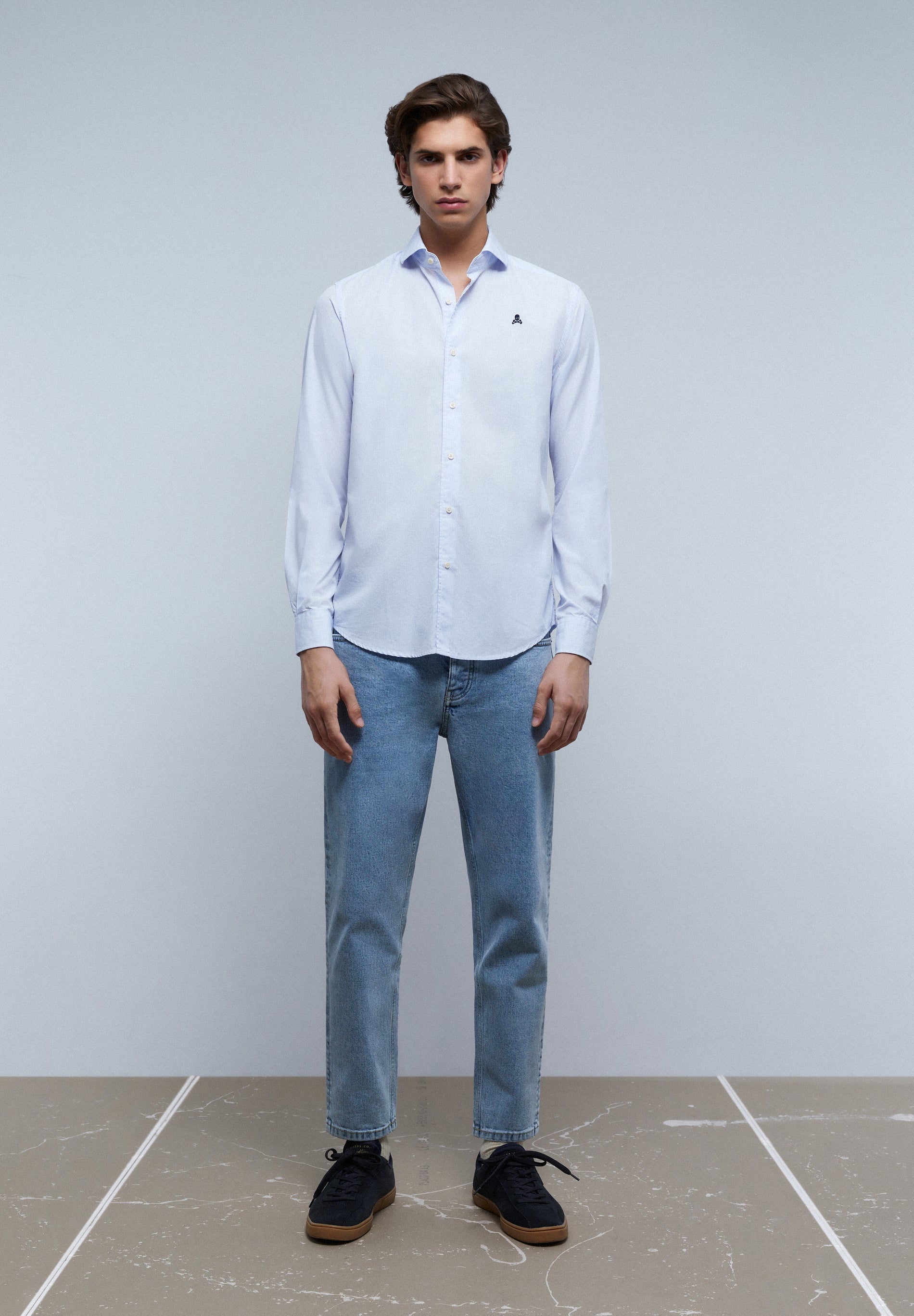 CAMISA COM SKULL A CONTRASTAR