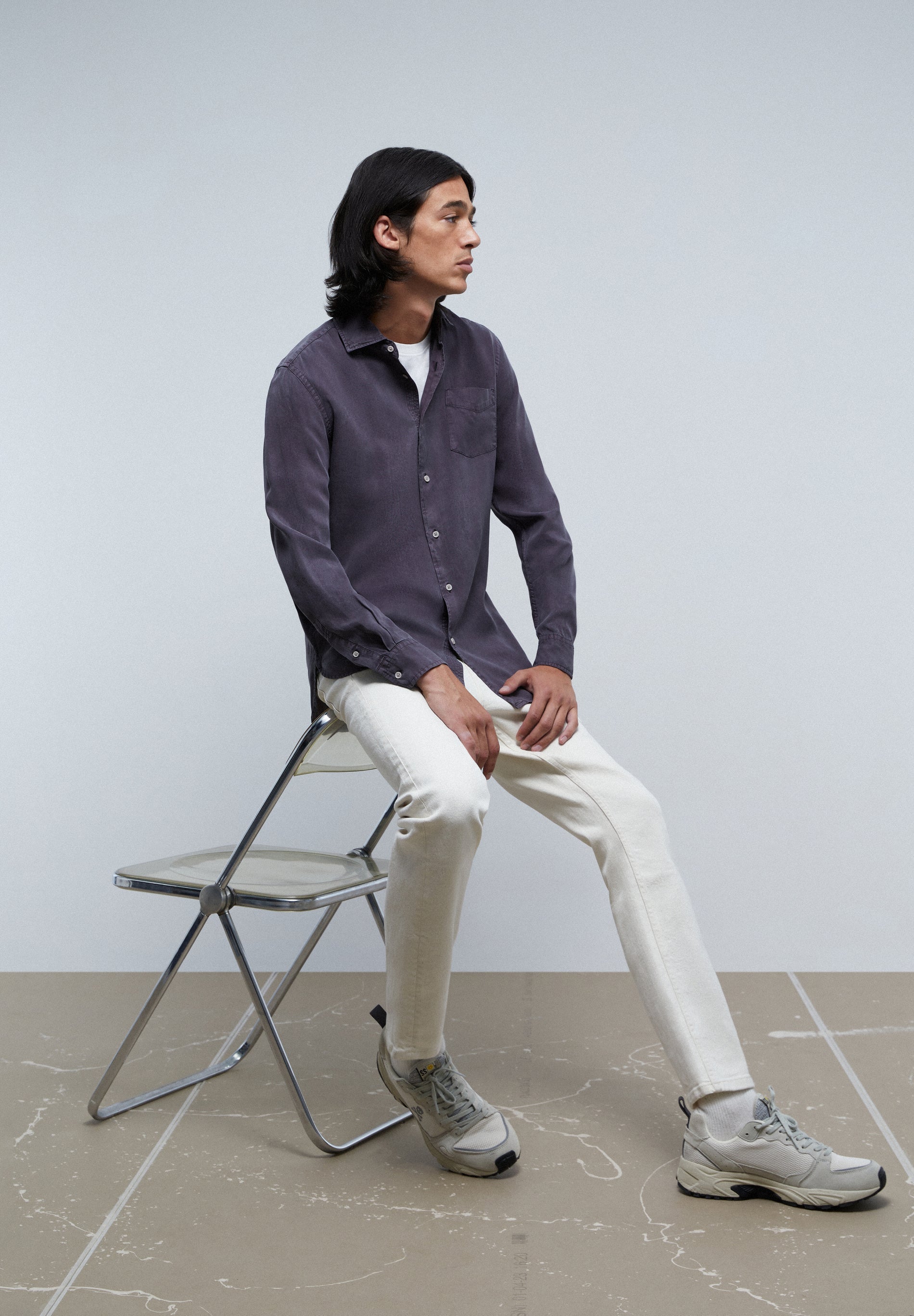 CAMISA EM TECIDO SINTÉTICO COM BOLSO