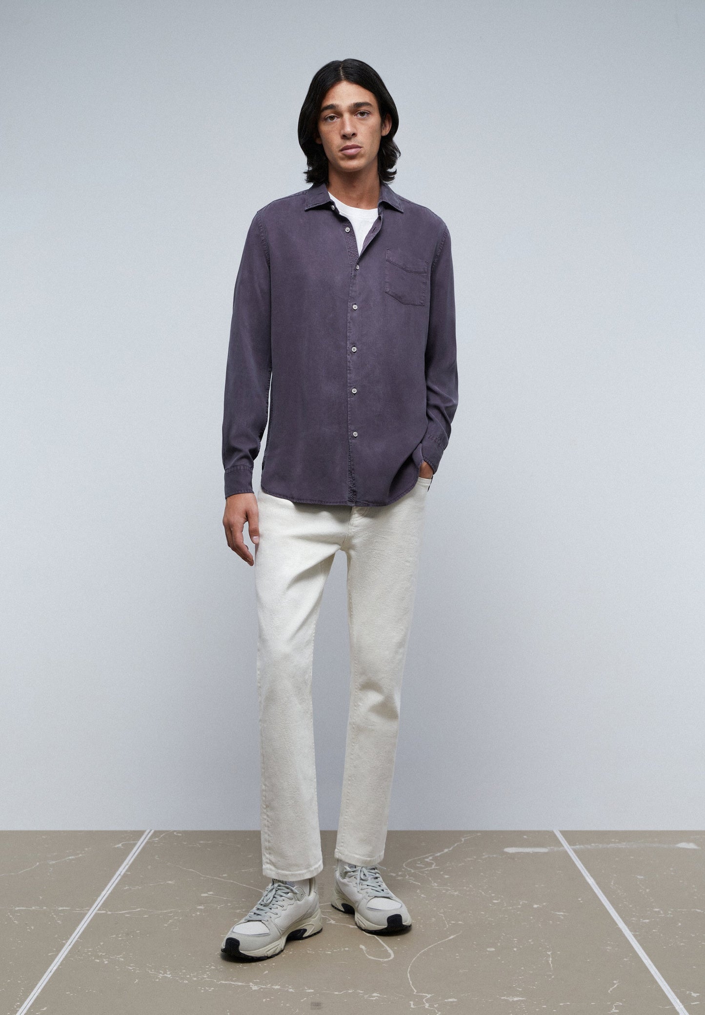 CAMISA EM TECIDO SINTÉTICO COM BOLSO