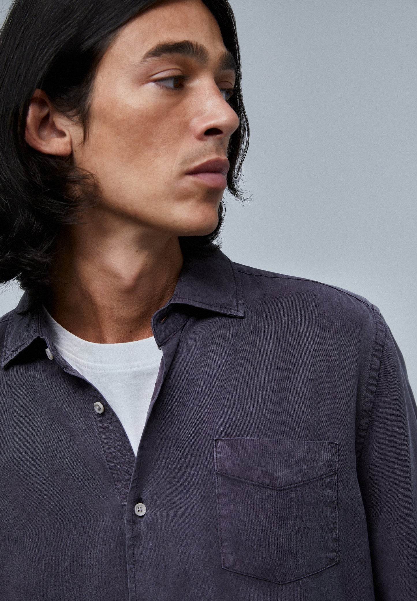 CAMISA EM TECIDO SINTÉTICO COM BOLSO