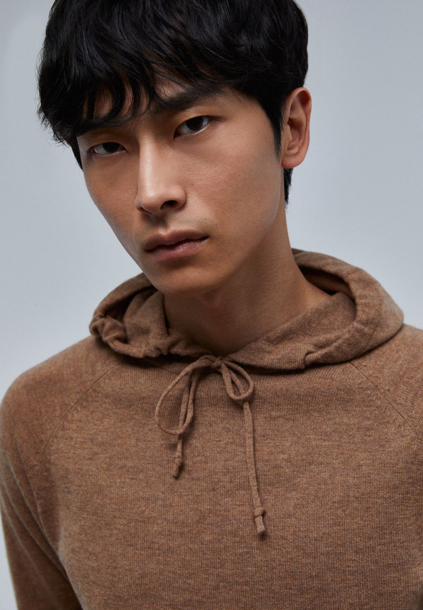 SWEATER COM CAPUZ EM LÃ MERINO