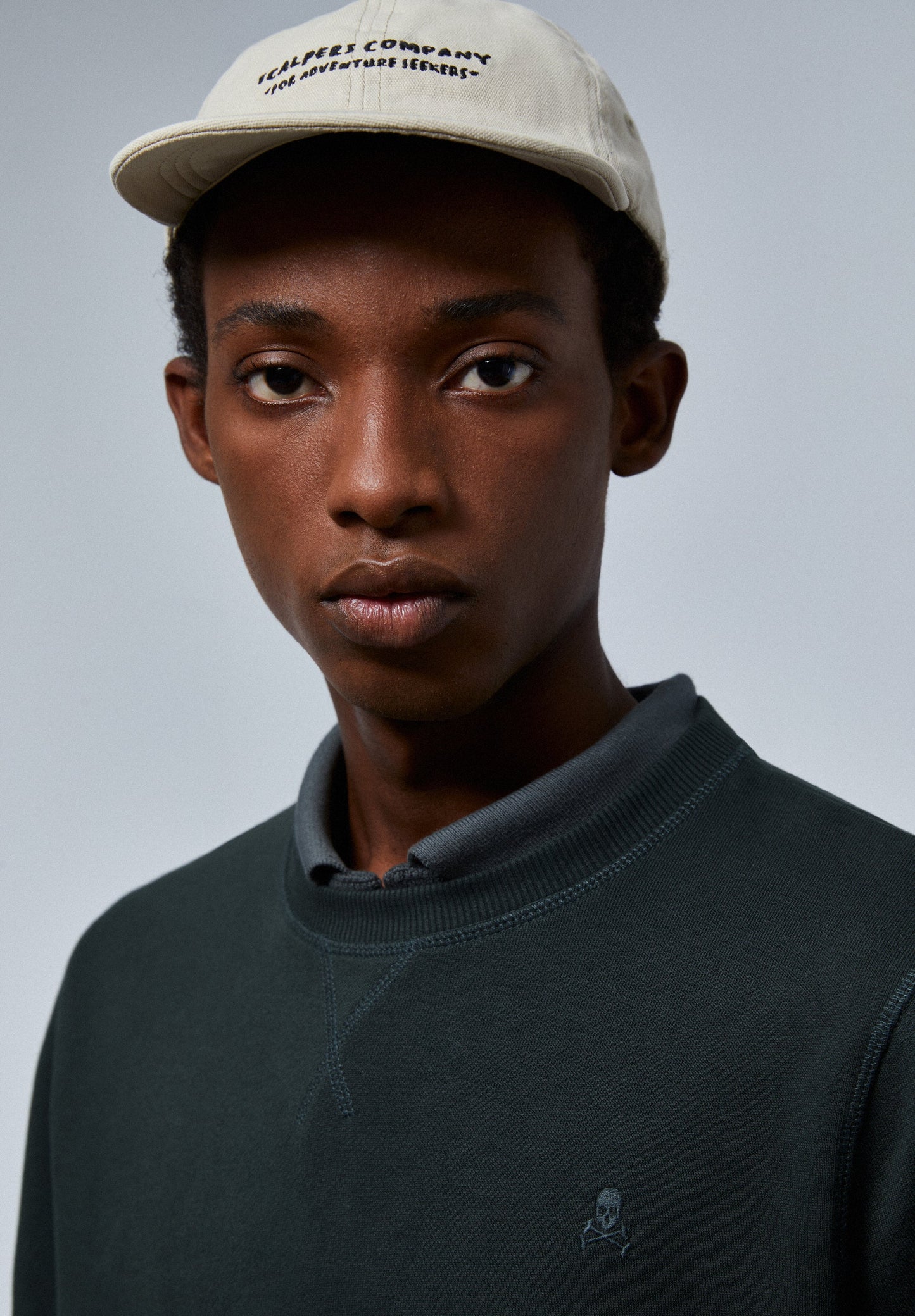 BONÉ EM CANVAS COM LOGÓTIPO BORDADO