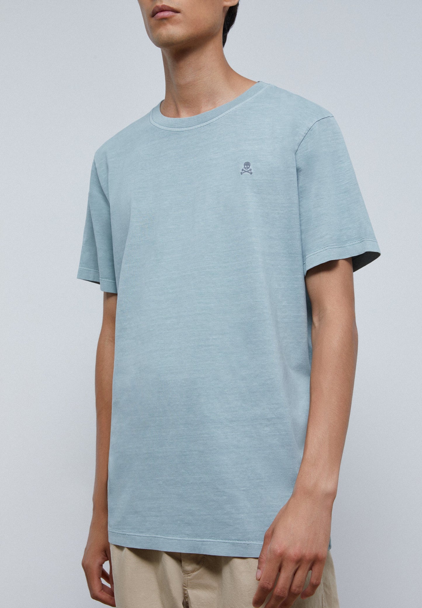 T-SHIRT BÁSICA COM SKULL