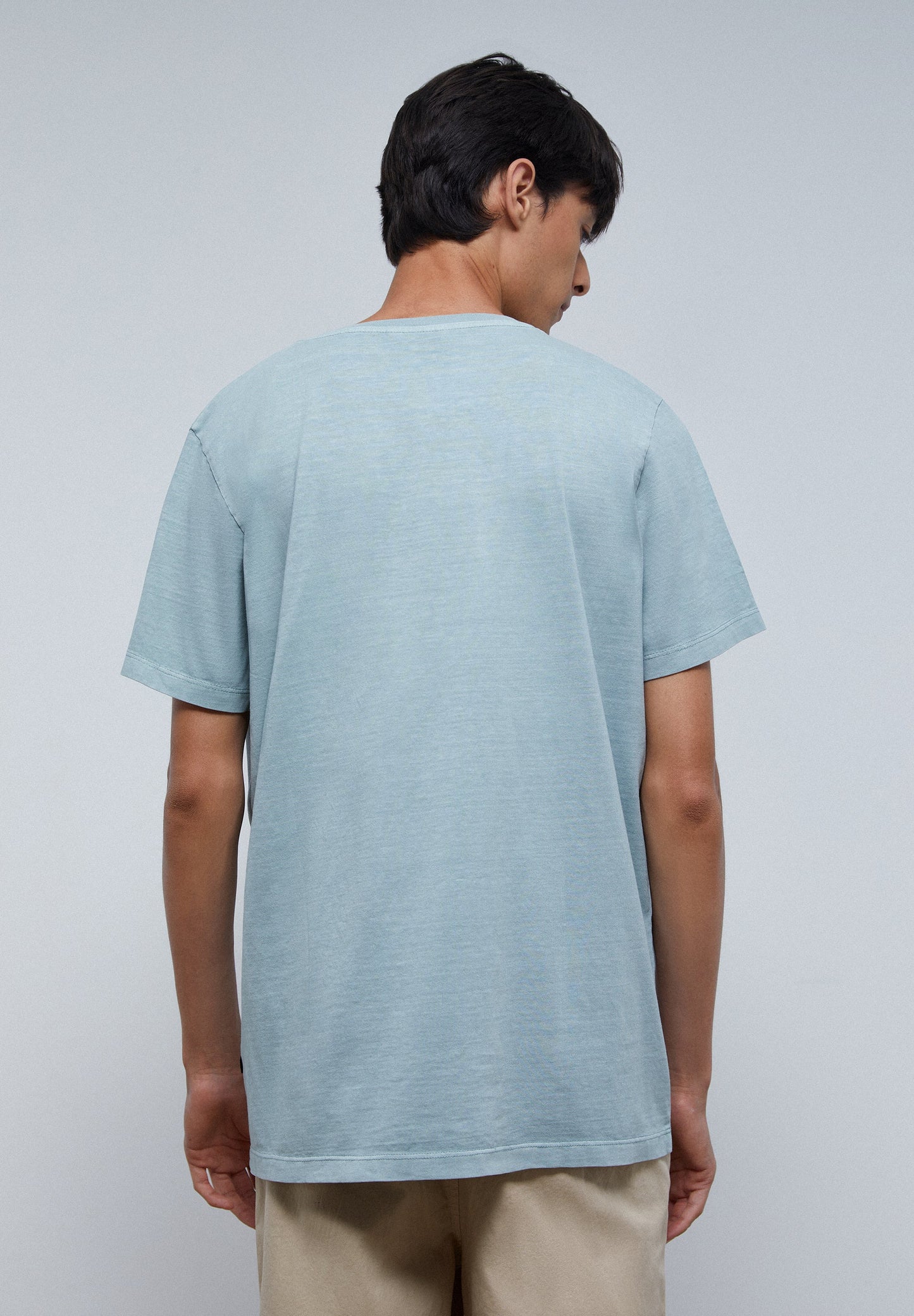 T-SHIRT BÁSICA COM SKULL