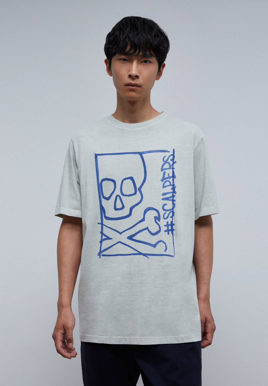 T-SHIRT COM PADRÃO À FRENTE