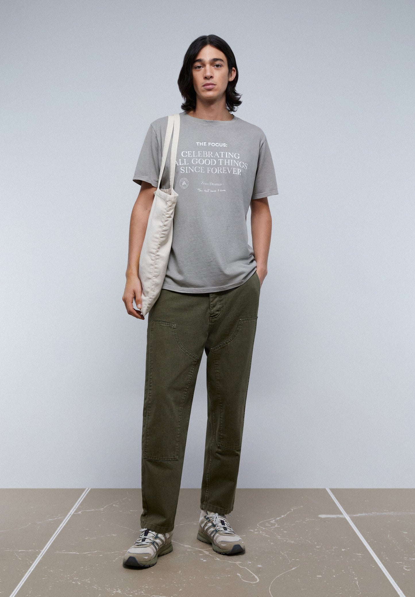 T-SHIRT COM PADRÃO FRONTAL E MENSAGEM