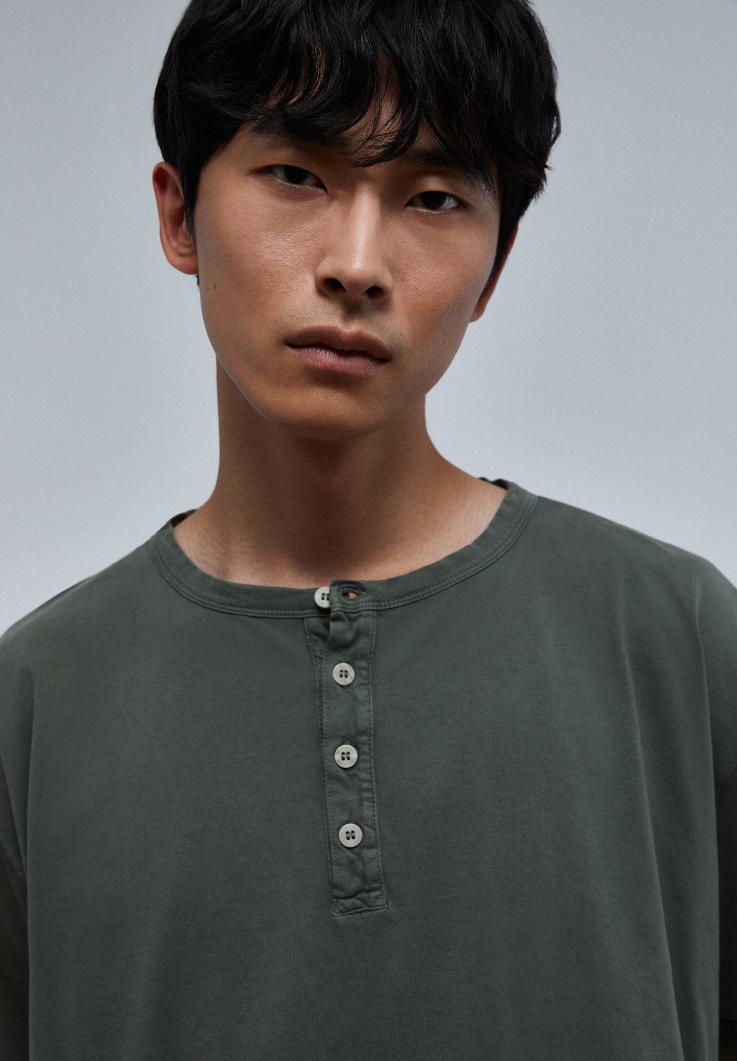 T-SHIRT SUAVE COM BOTÕES NA GOLA