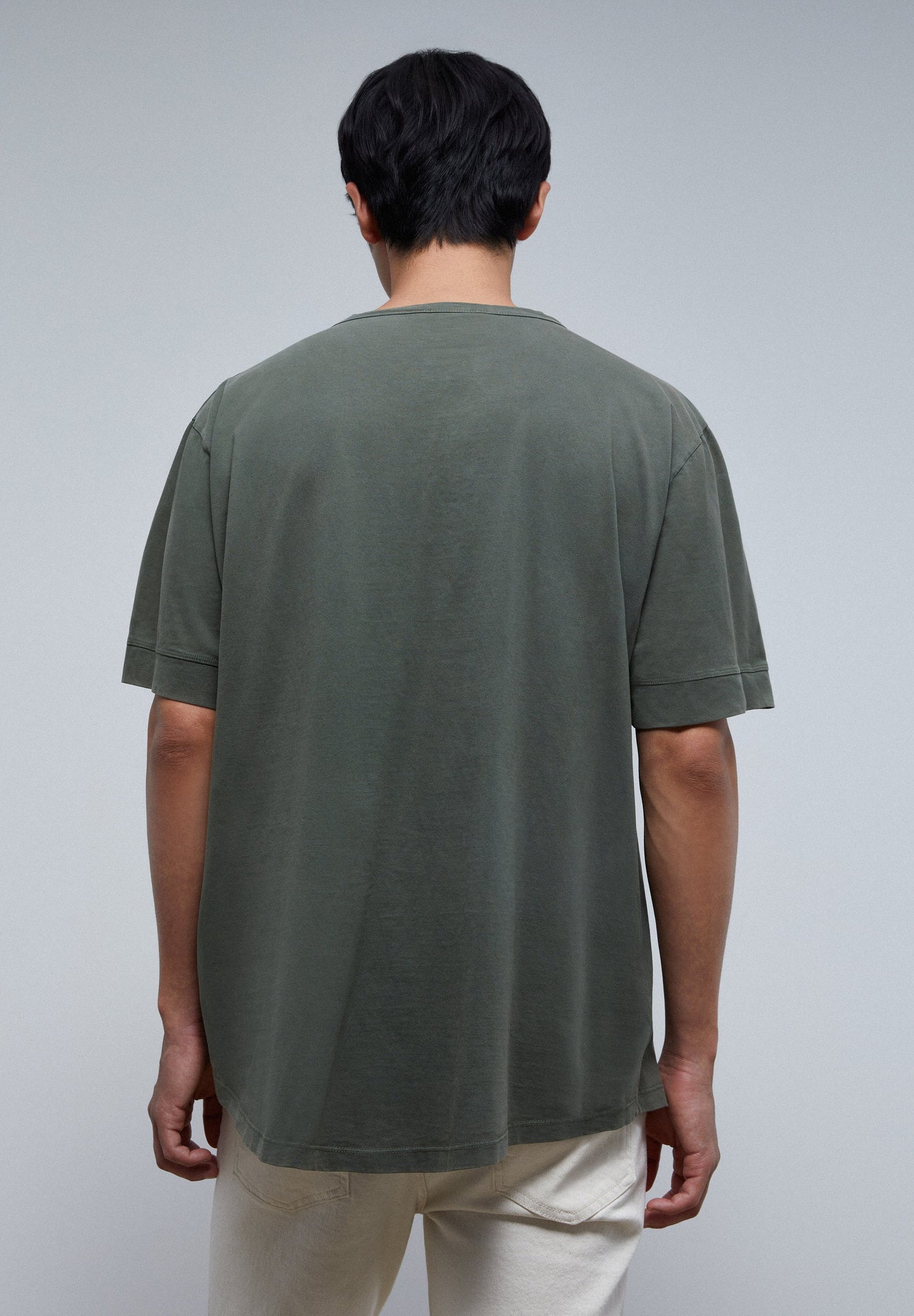 T-SHIRT SUAVE COM BOTÕES NA GOLA