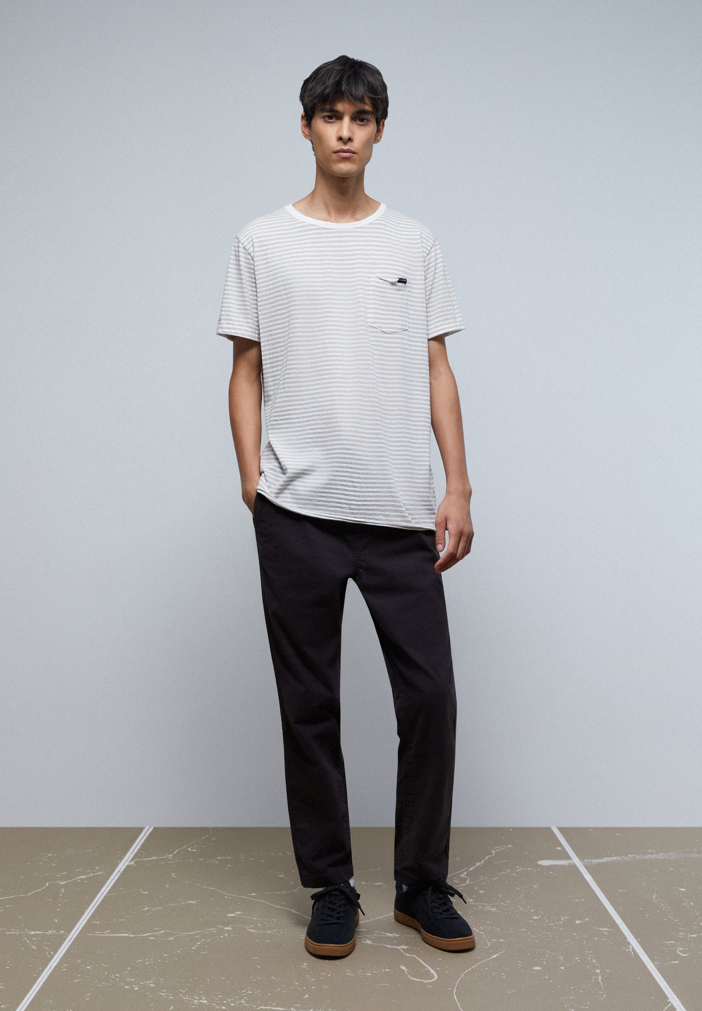 T-SHIRT DE RISCAS COM BOLSO