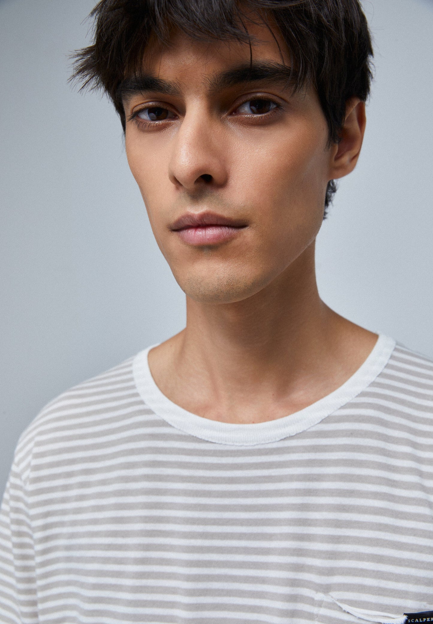 T-SHIRT DE RISCAS COM BOLSO