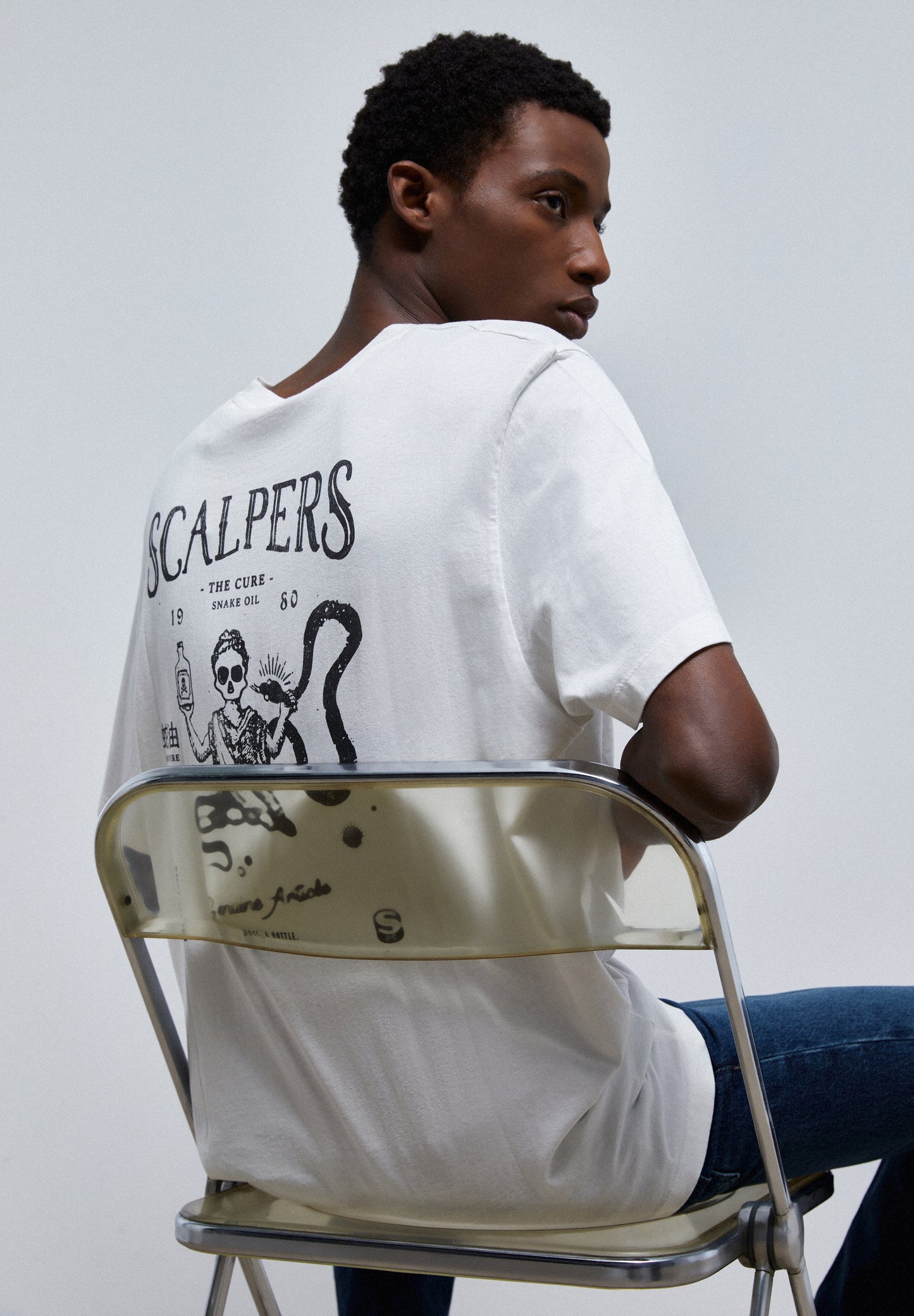 T-SHIRT DESBOTADA COM PADRÃO ATRÁS