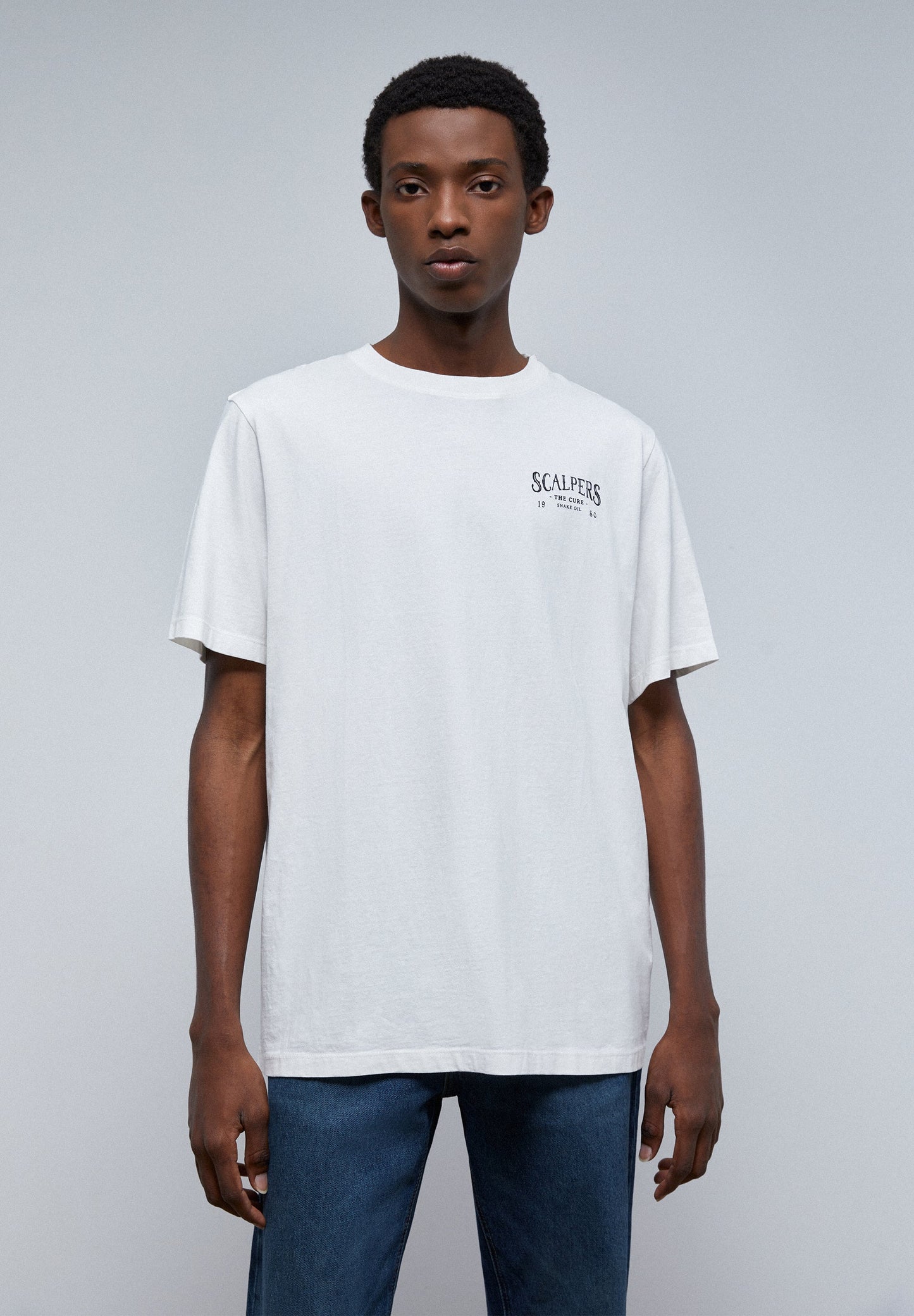 T-SHIRT DESBOTADA COM PADRÃO ATRÁS