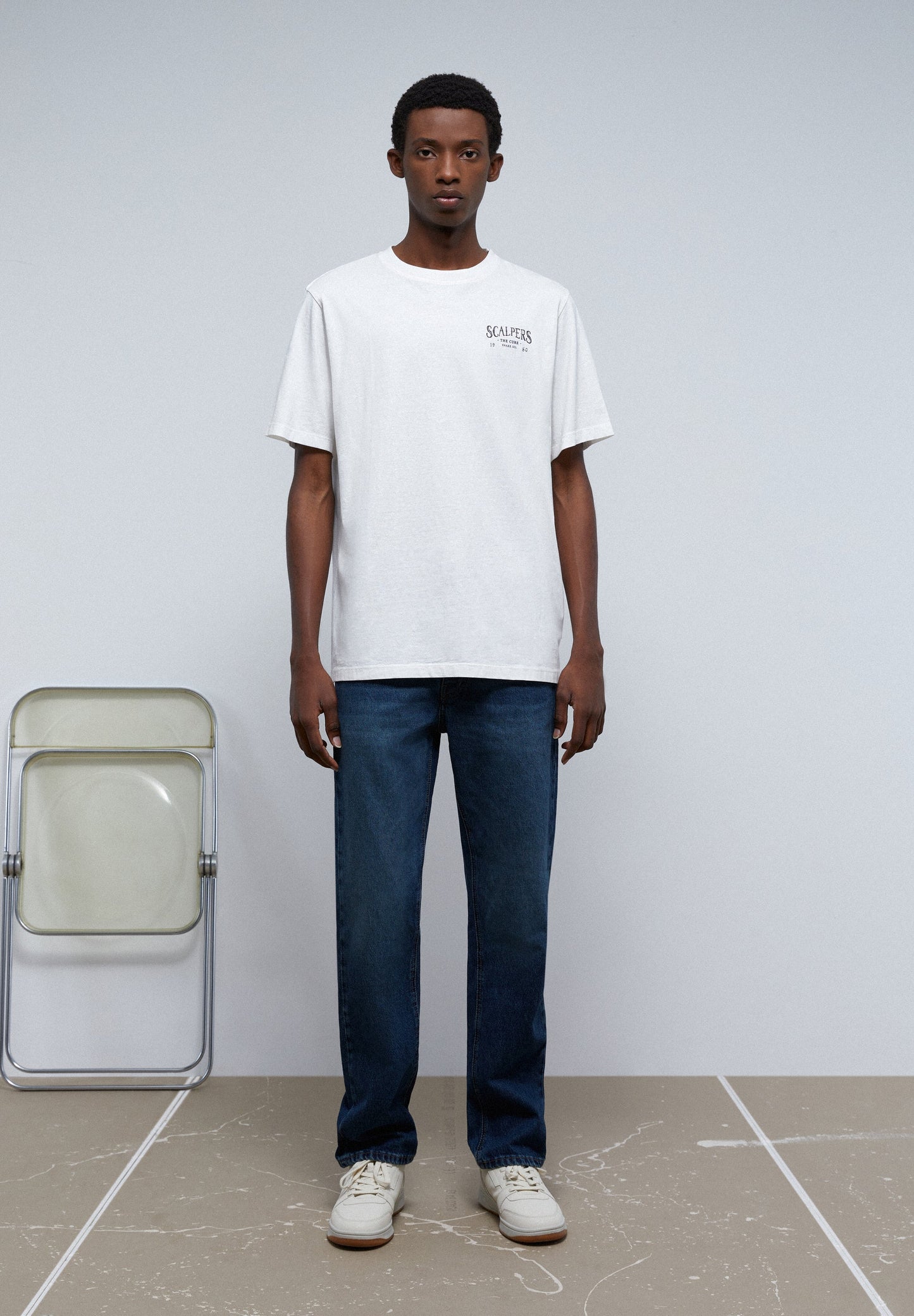 T-SHIRT DESBOTADA COM PADRÃO ATRÁS