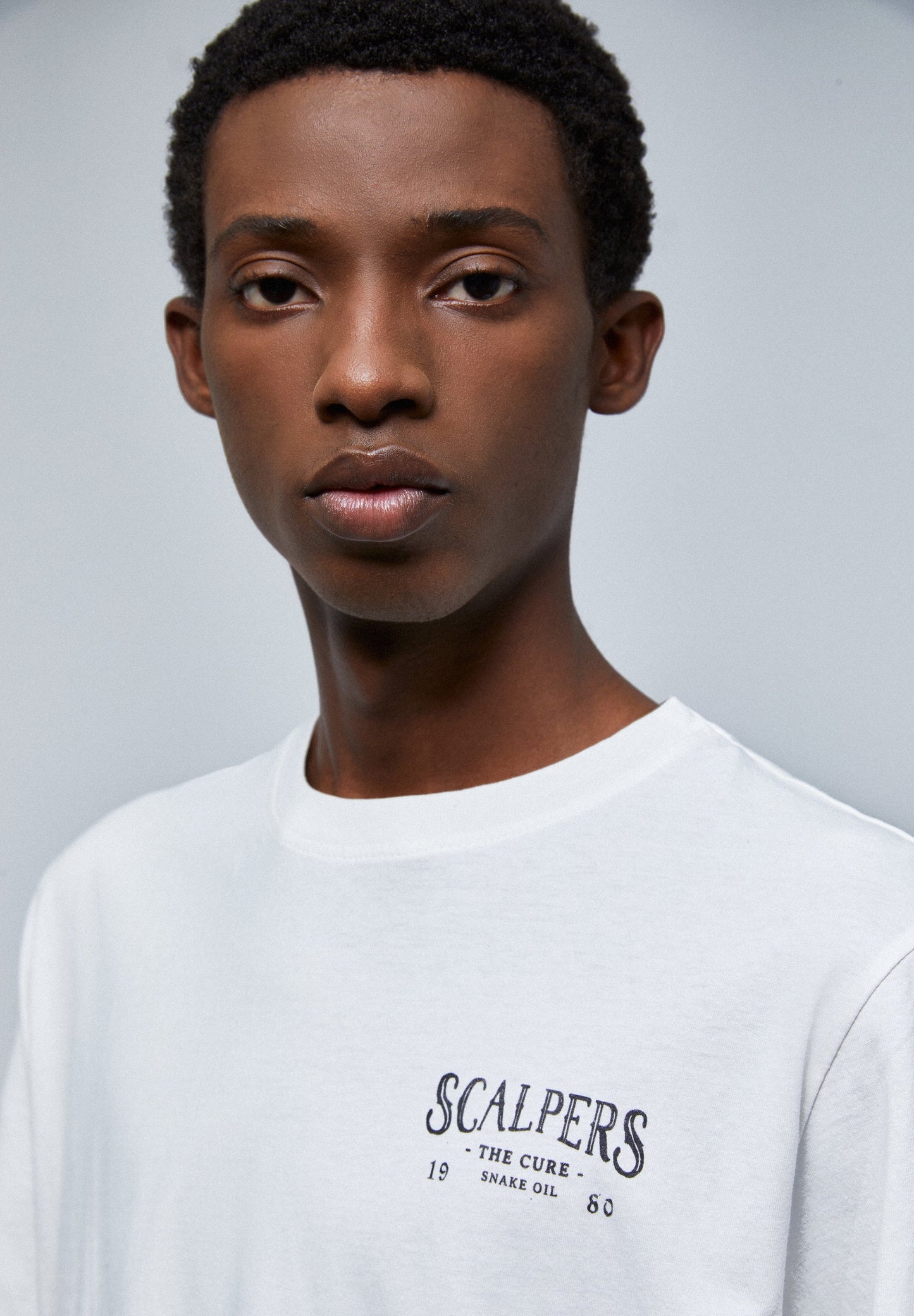 T-SHIRT DESBOTADA COM PADRÃO ATRÁS