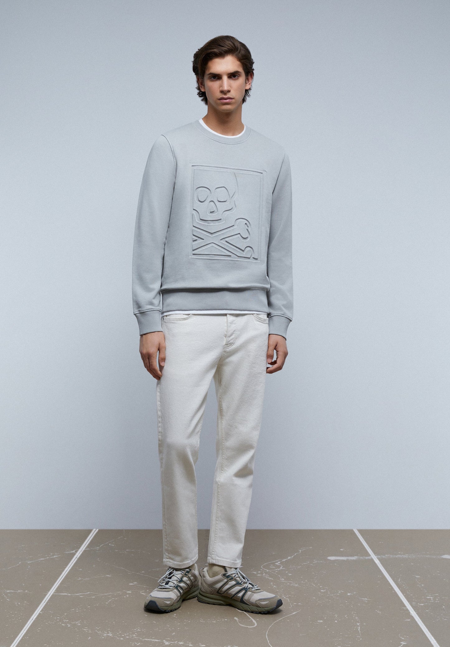 SWEATSHIRT COM SKULL EM RELEVO