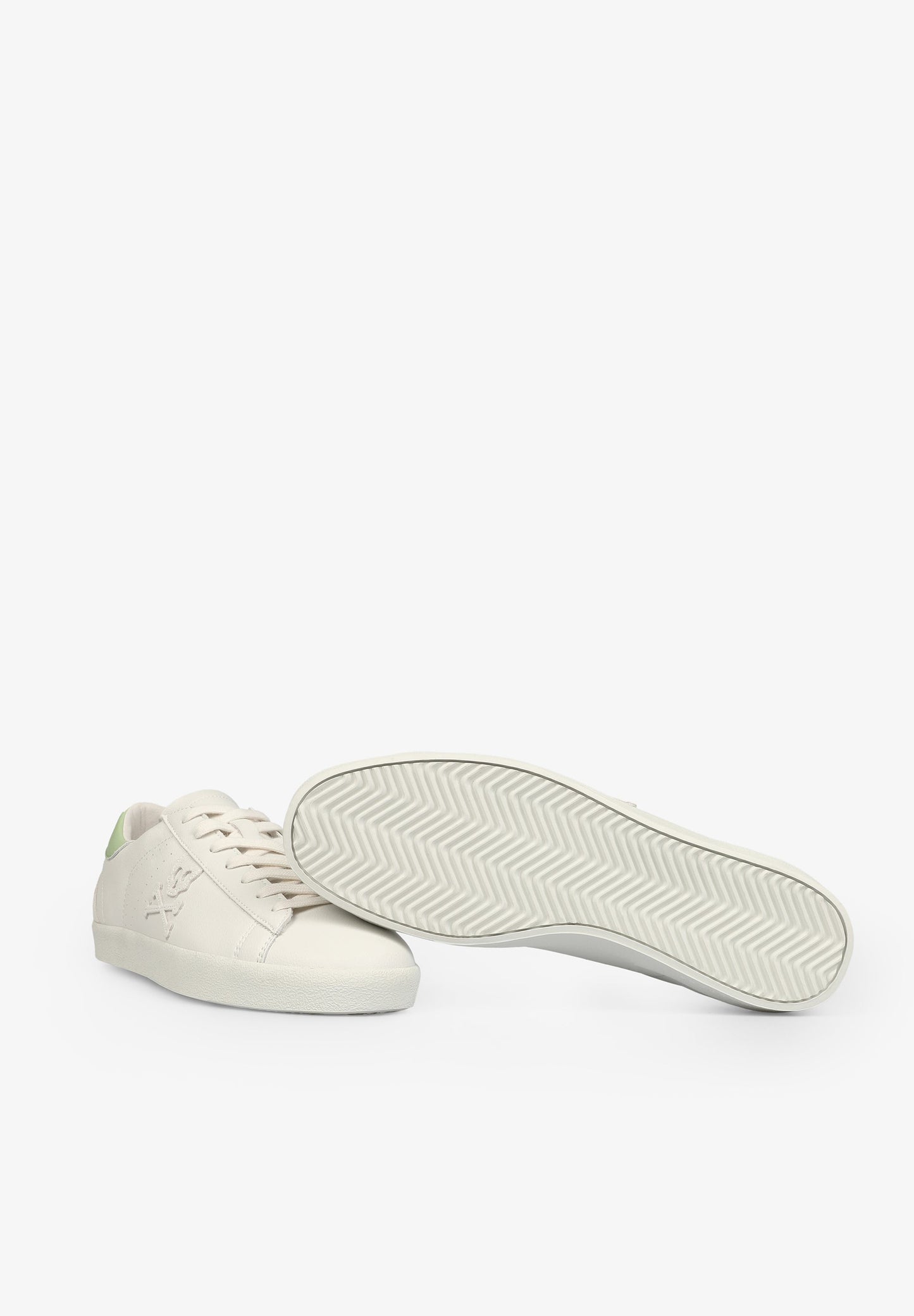 SAPATILHAS BAIXAS COM PORMENOR NO CALCANHAR