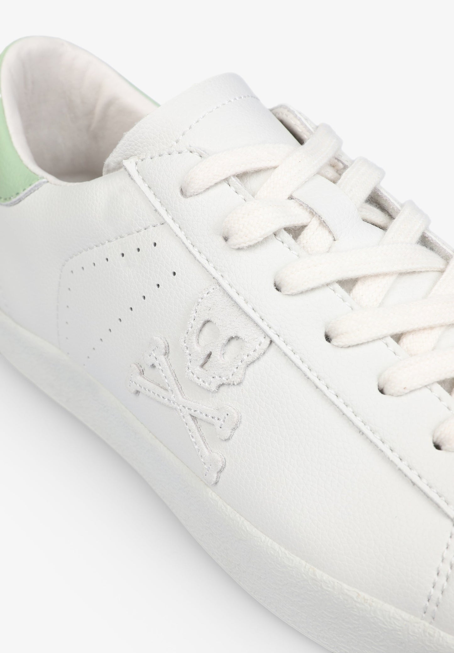 SAPATILHAS BAIXAS COM PORMENOR NO CALCANHAR