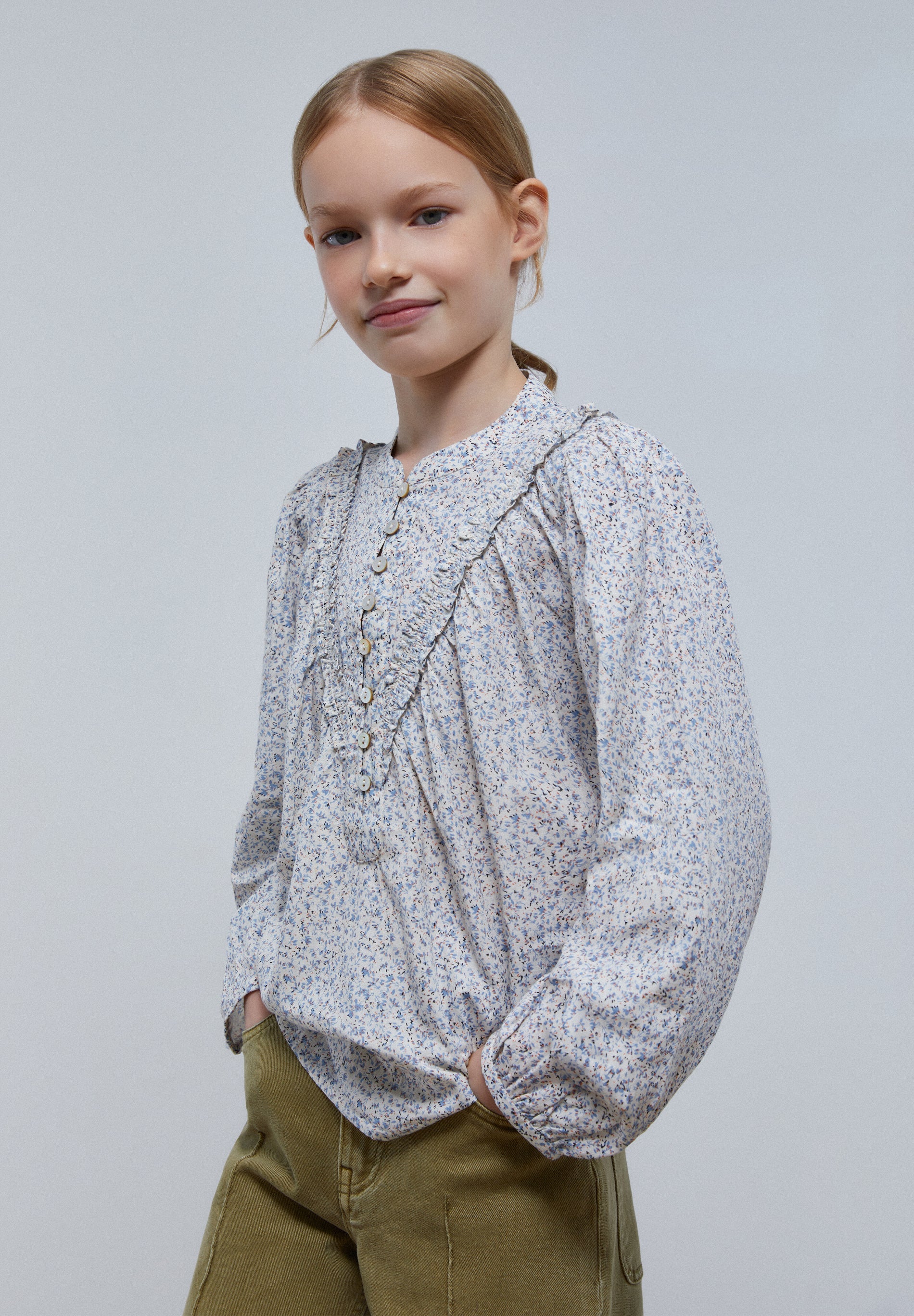 BLUSA FLORAL NA PARTE SUPERIOR